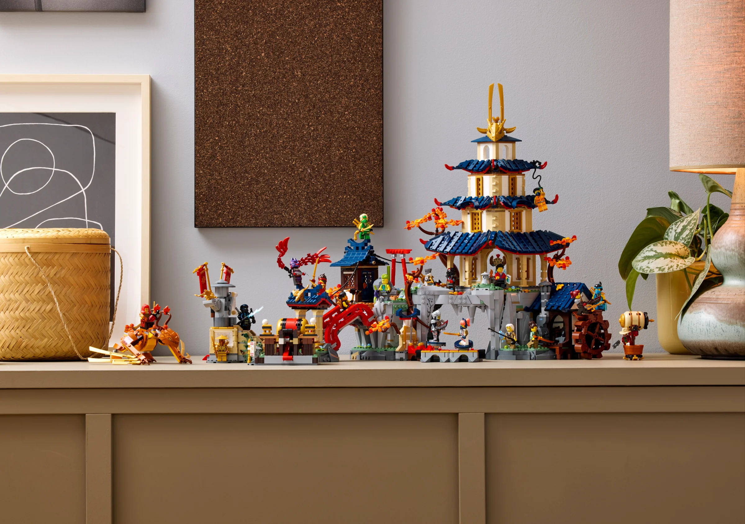 O imagine cu setul LEGO 71814, Tournament Temple City, prezentat complet.