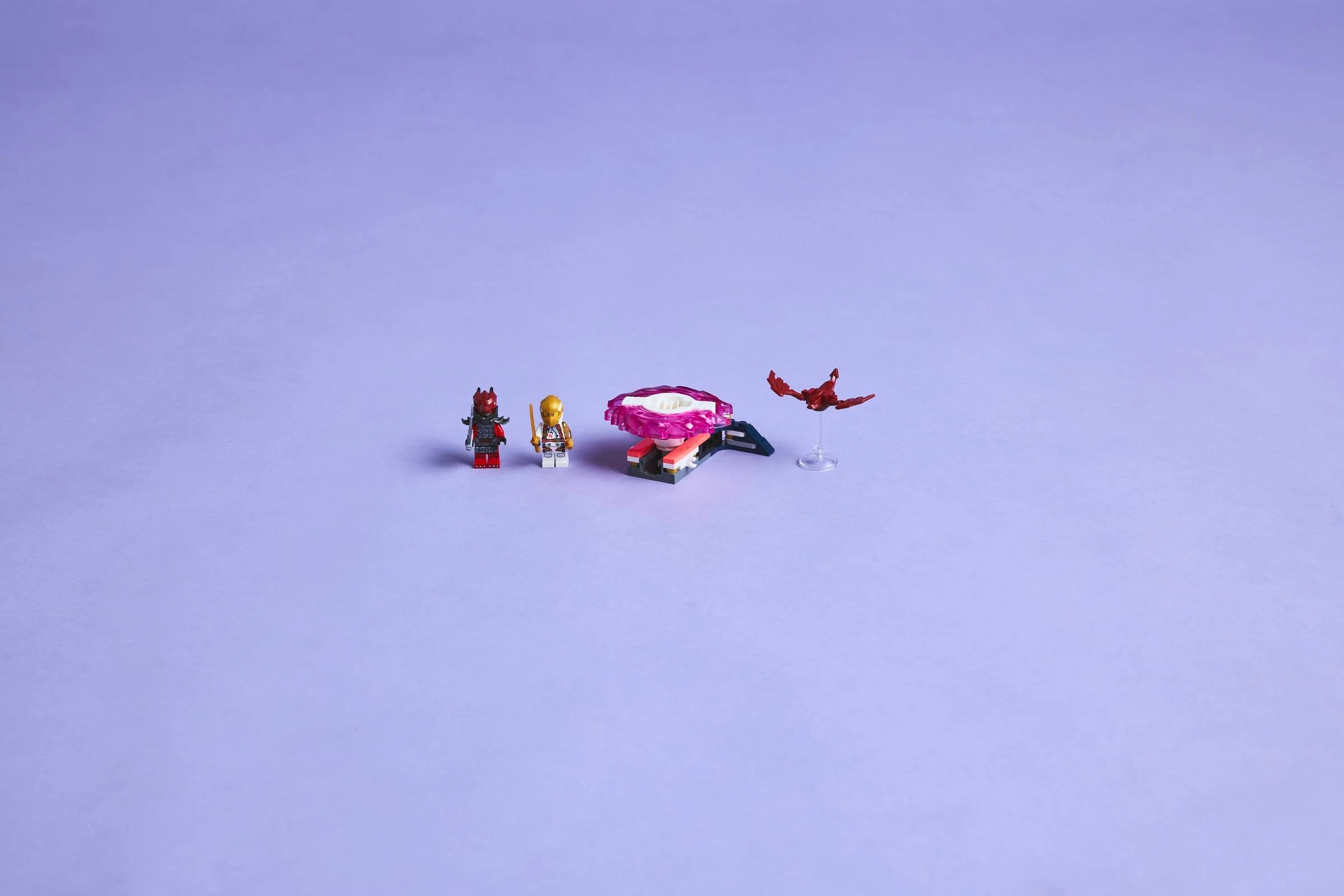 Prezentare a setului LEGO Ninjago 71824, cu minifigurine și spinner-ul Dragonului Sora.