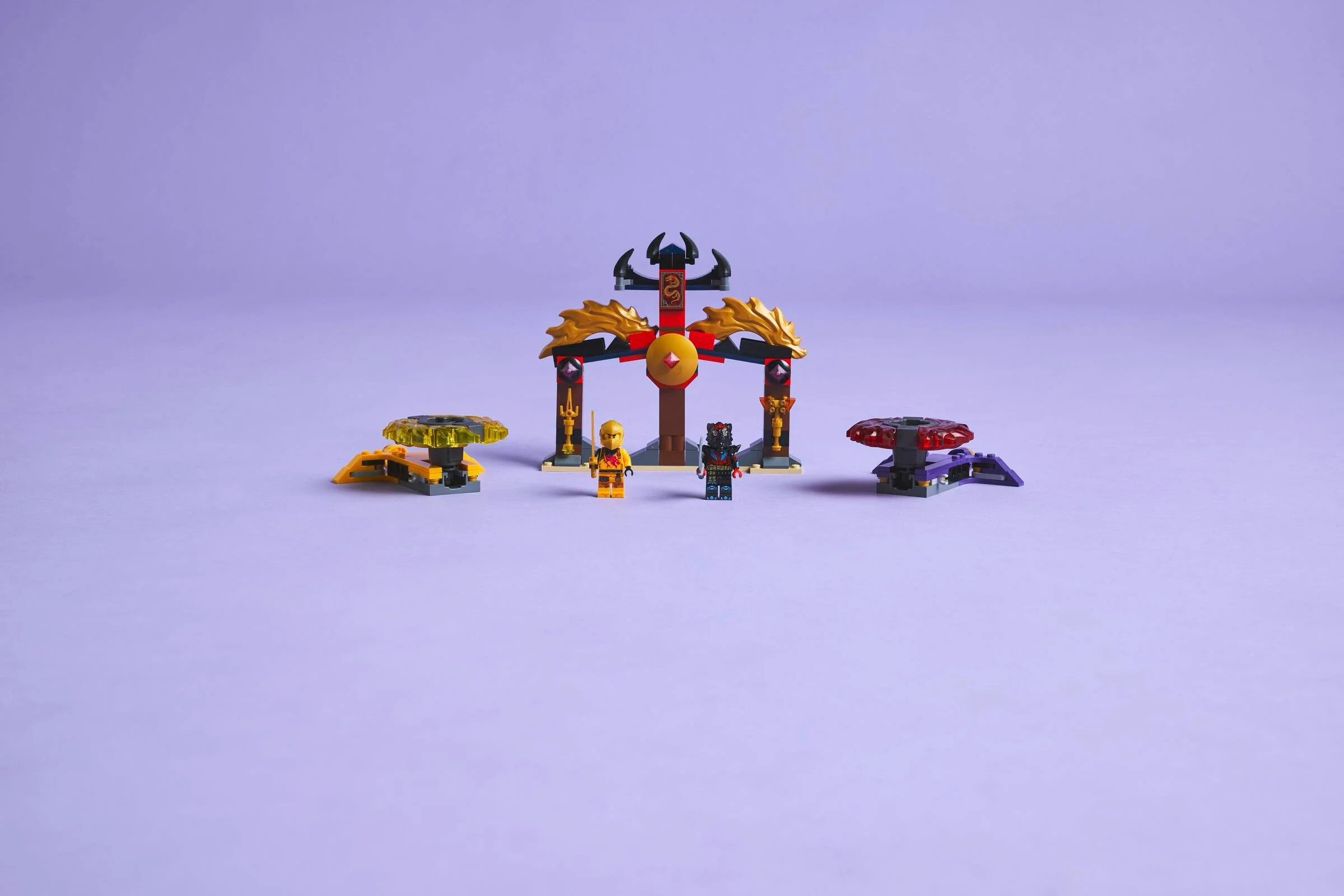 Imagine cu setul LEGO Ninjago 71826, un pachet de luptă Spinjitzu Dragon. Include minifigurine și elemente de scenă.