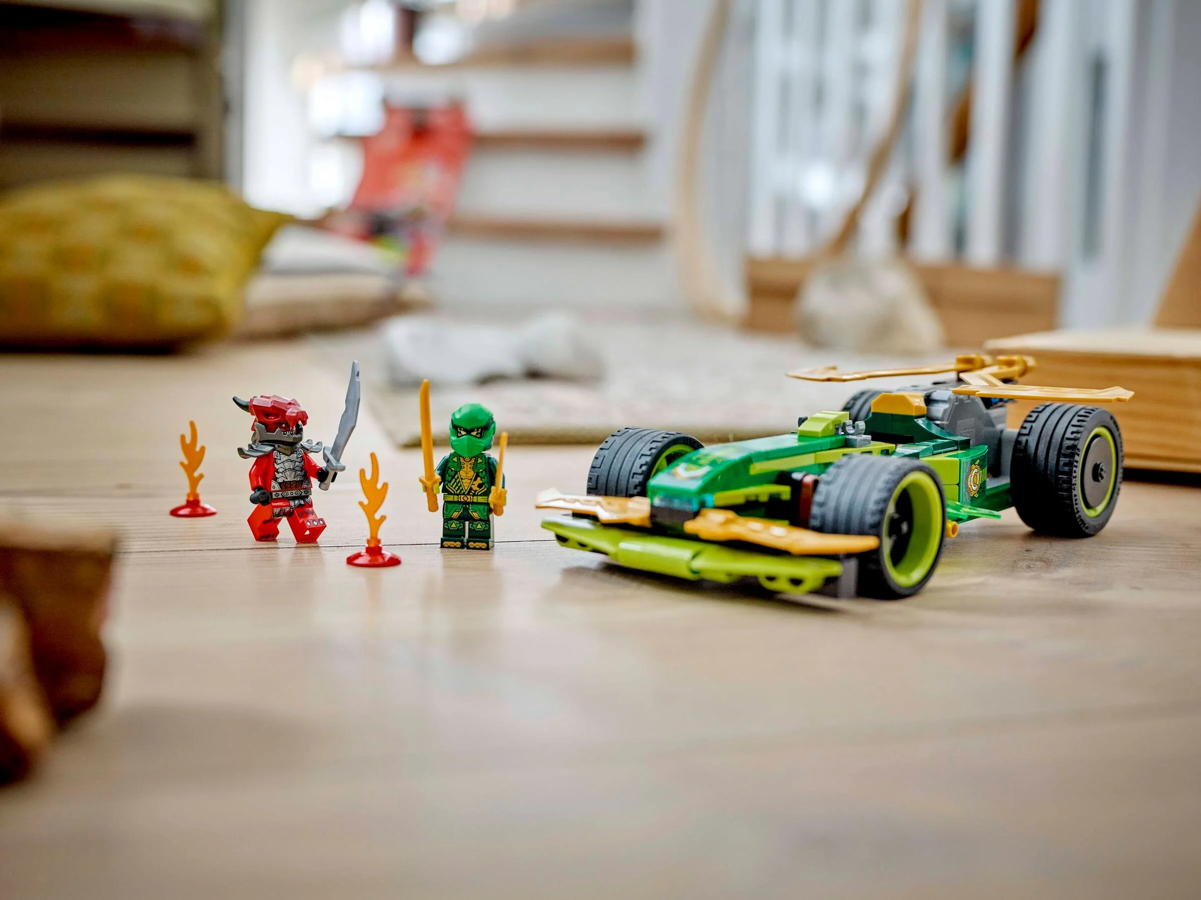 Imagine cu mașina de curse Ninjago a lui Lloyd, împreună cu minifigurinele sale și efecte de flăcări.