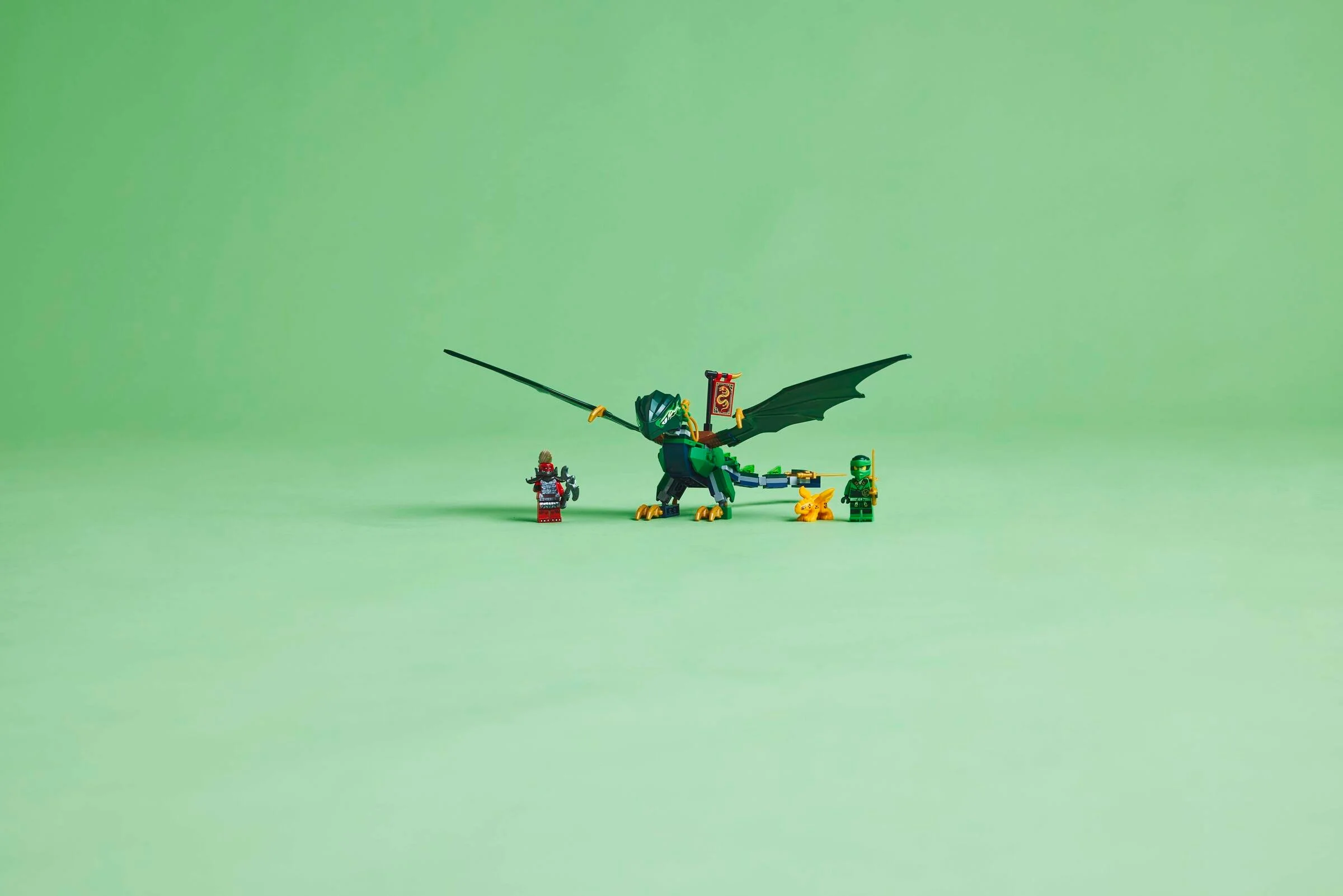 Imagine cu dragonul verde LEGO Ninjago și minifigurinele. Detaliu al setului.