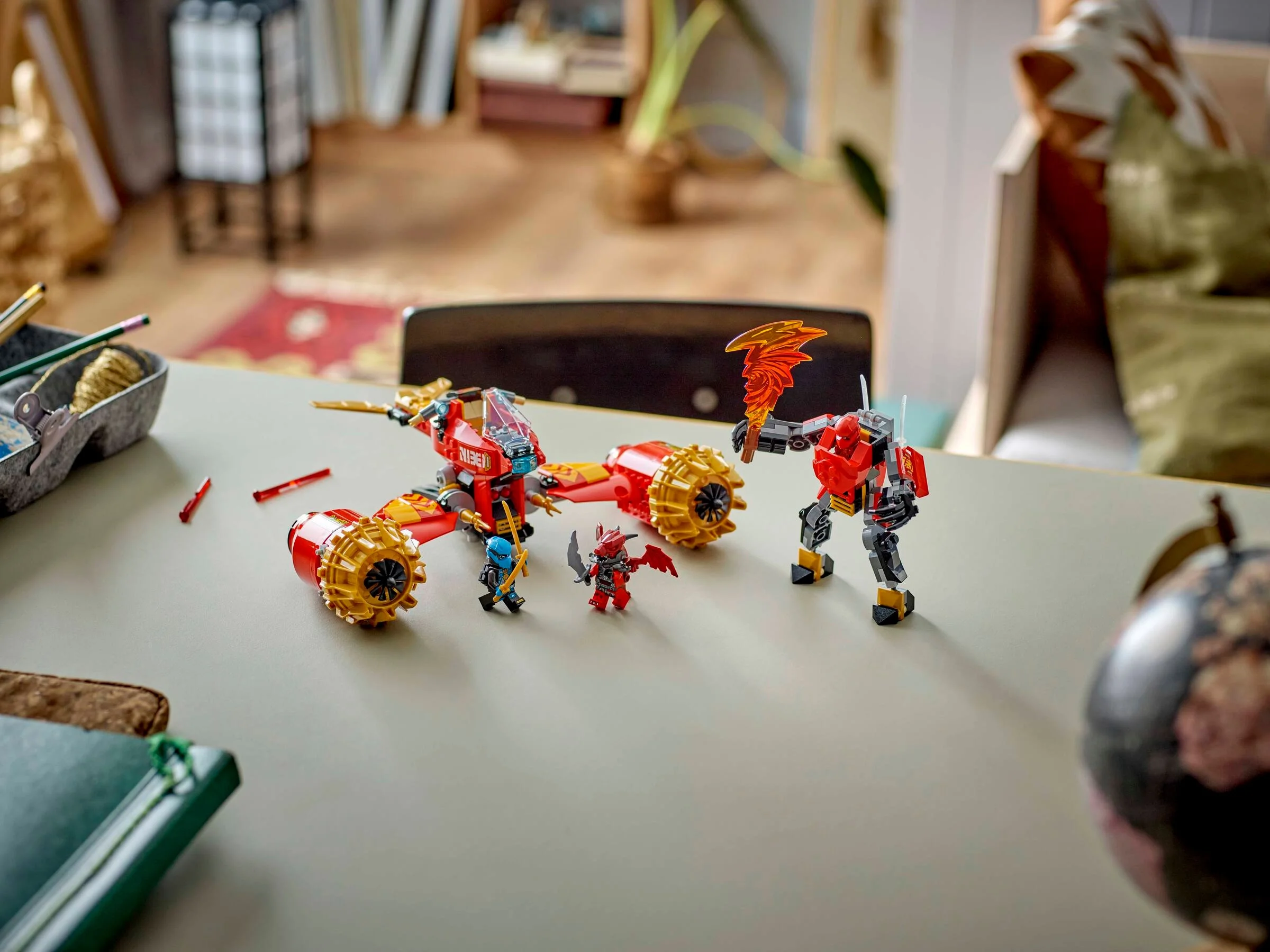 Kai's Mech Storm Rider și minifigurinele Zane, Jordana și un războinic Lup Însetat de Răzbunare.