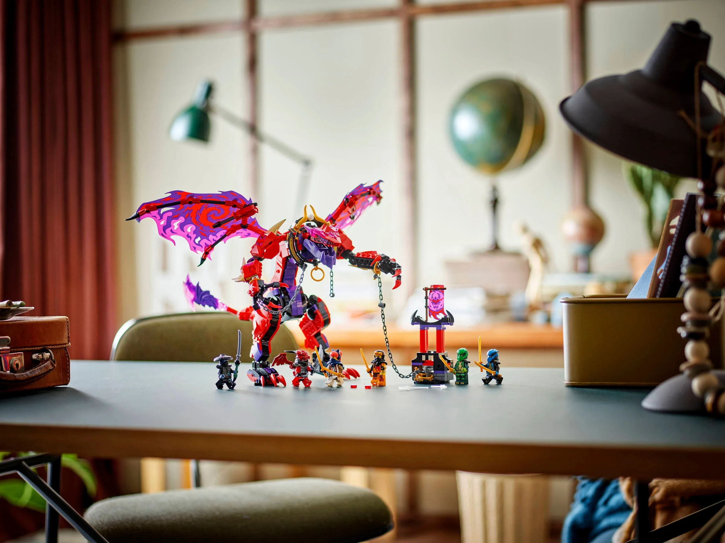Imagine cu setul LEGO Ninjago 71832, Dragonul Furtună al Haosului, cu minifigurinele. Model finalizat.