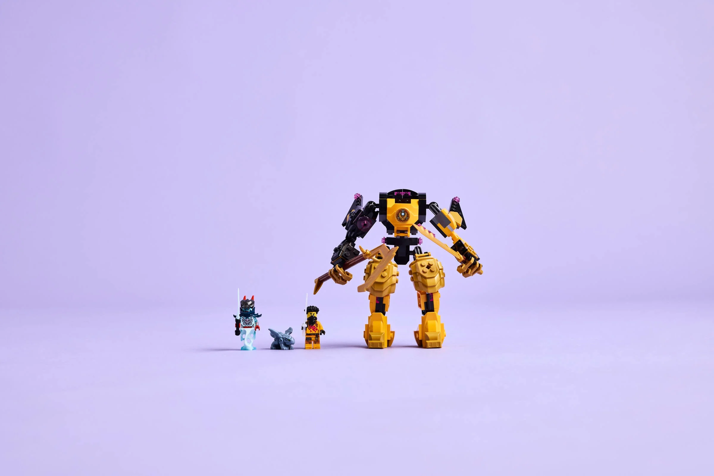 Imagine cu setul LEGO 71839, „Mech-ul de luptă Spinjitzu al lui Arin”, complet asamblat. 
