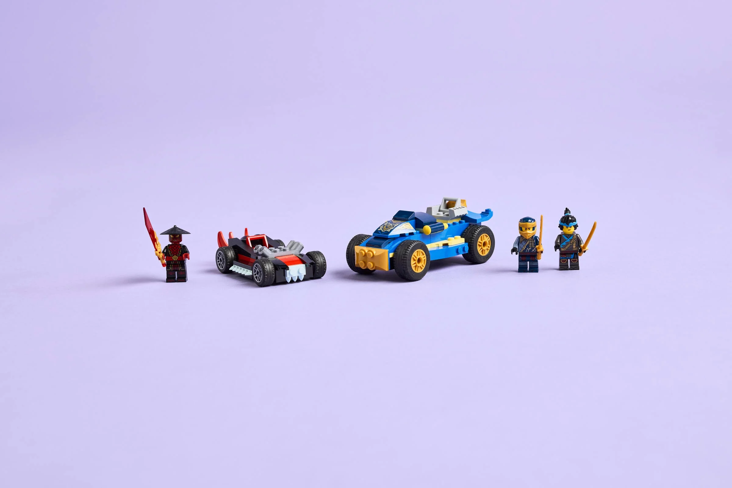 Setul LEGO Ninjago 71840 prezintă două mașini și patru minifigurine ninja.