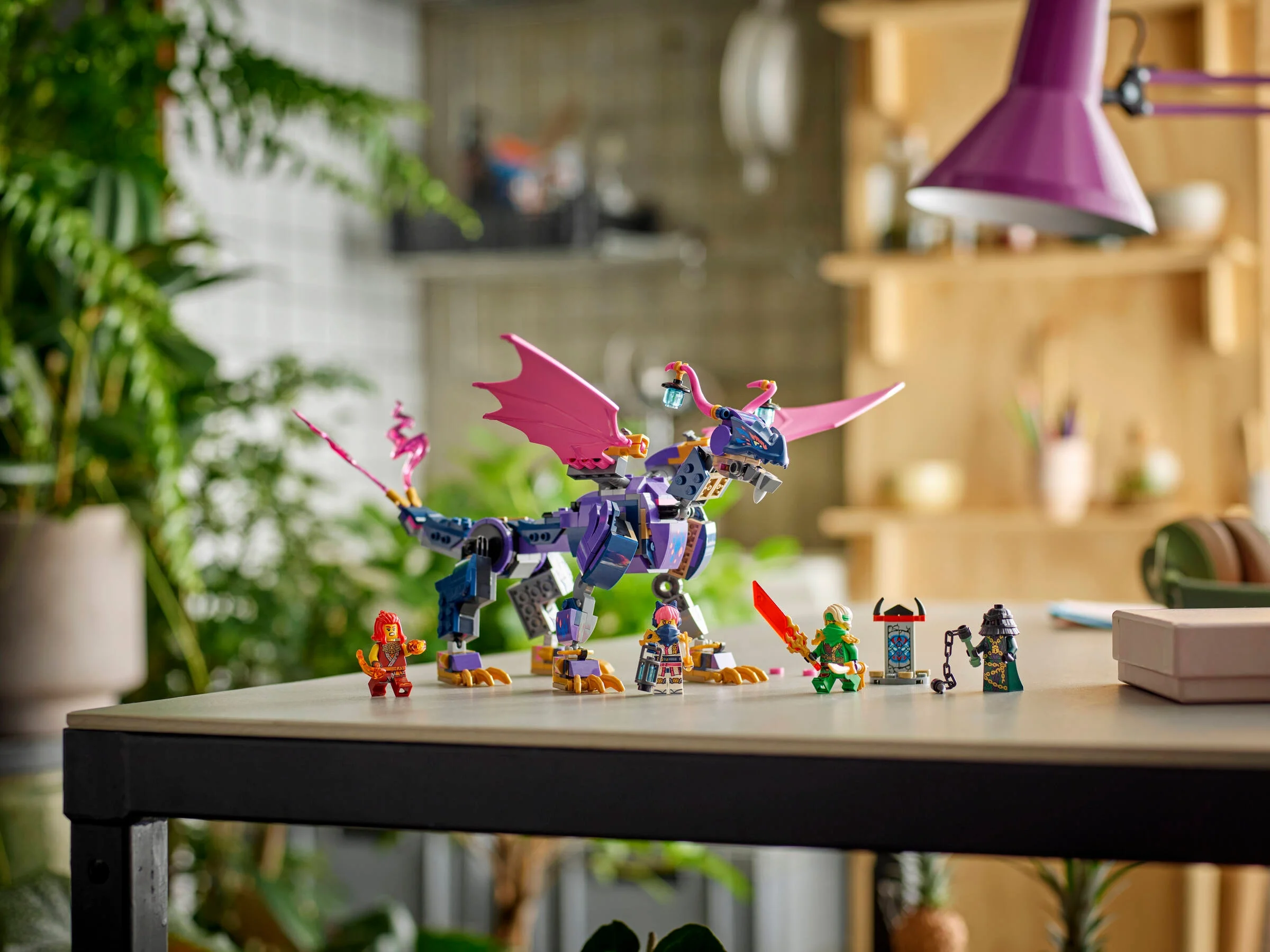 Imagine cu Rontu, dragonul LEGO Ninjago, și minifigurinele pe o masă. Detaliu viu colorat.