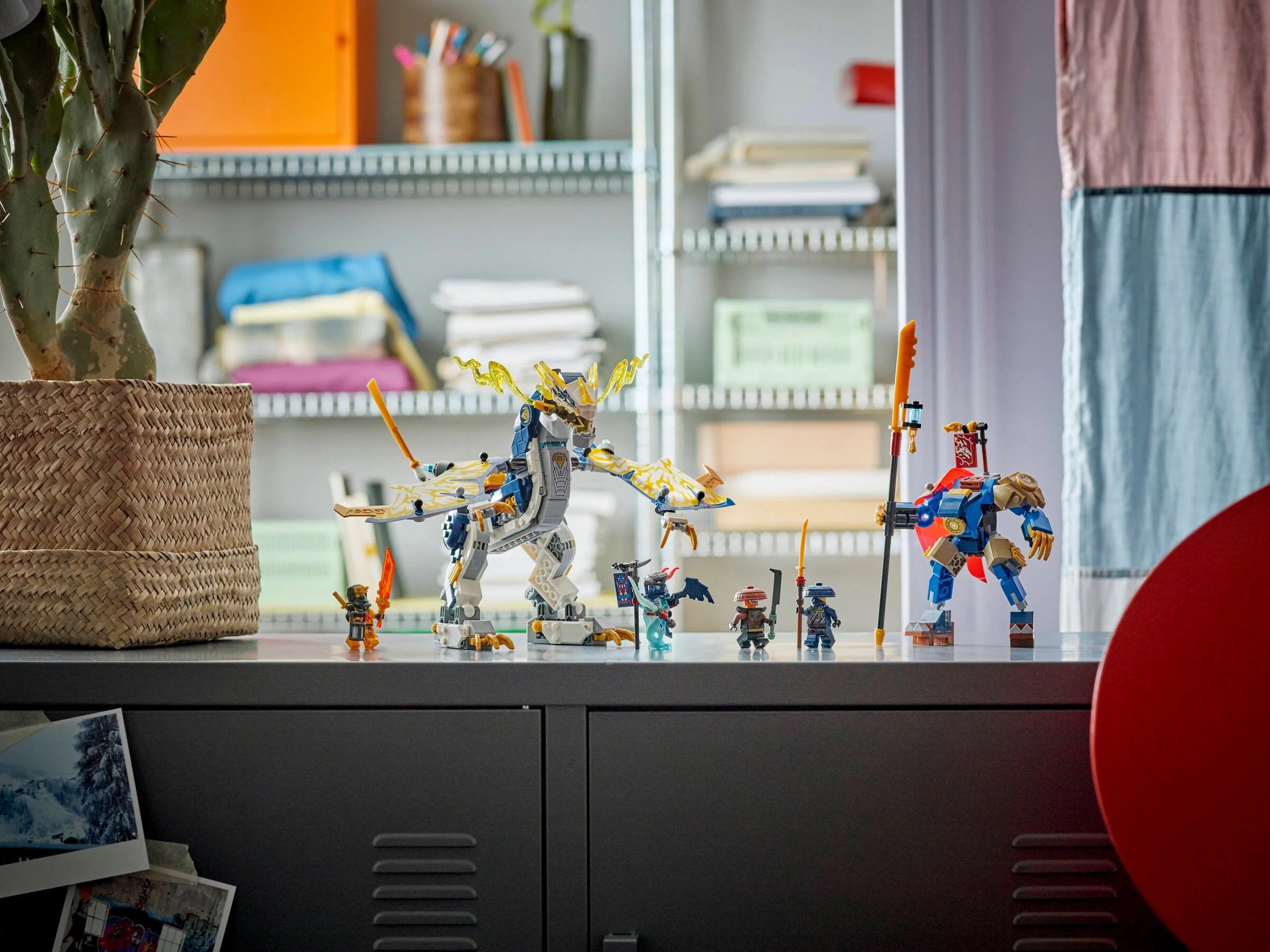 Imagine cu setul LEGO 71843, cu dragonul și minifigurinele, într-un cadru de interior.
