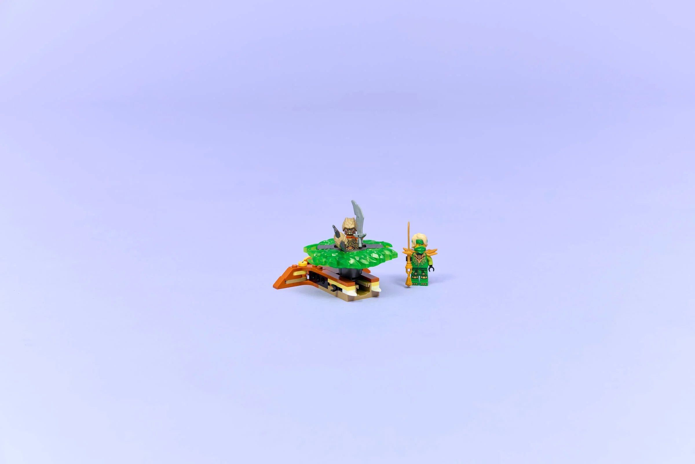 Imagine cu setul LEGO 71850, cu Lloyd și monstrul de pământ. Include minifigurine și elemente din set.