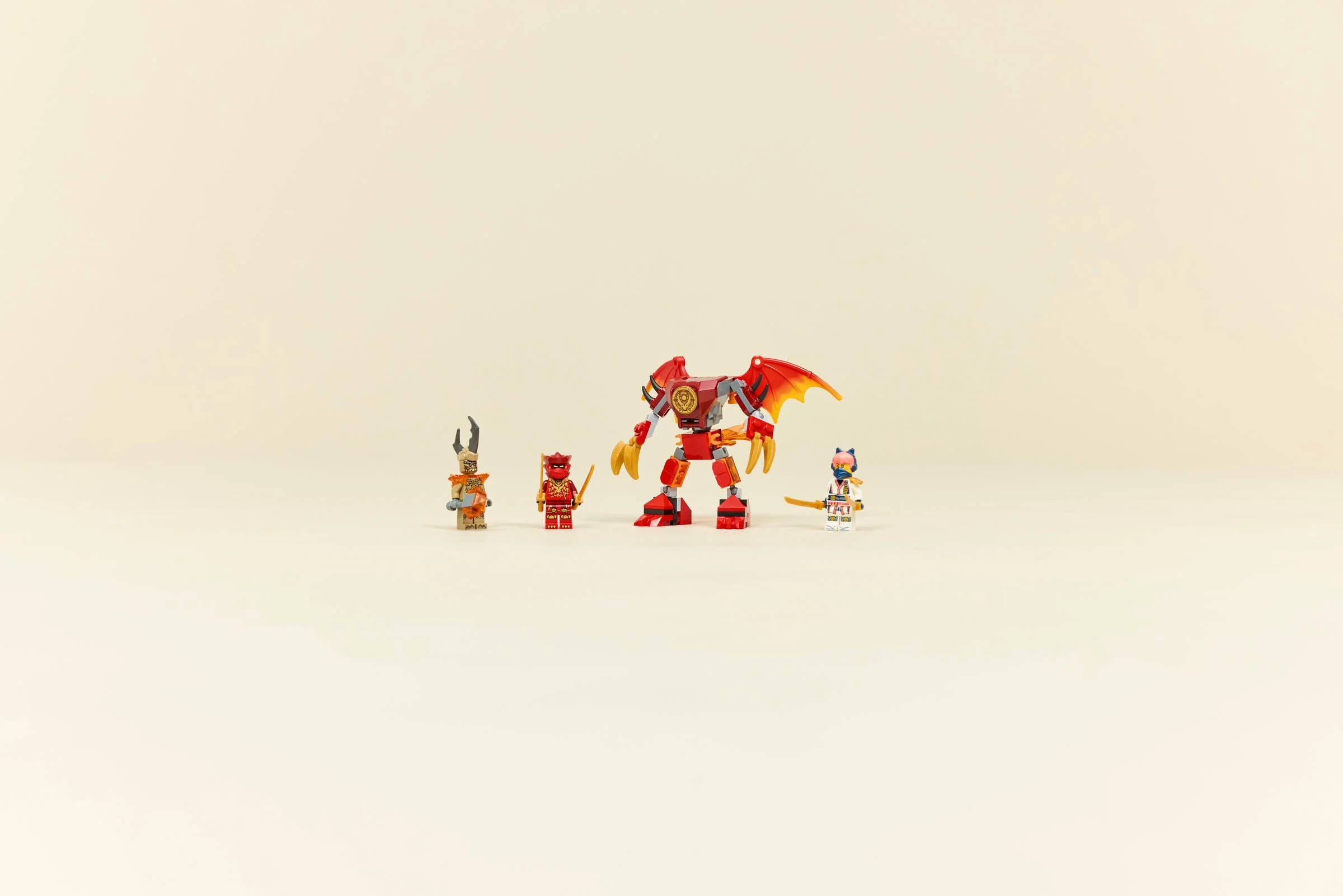 Setul LEGO Ninjago 71851 prezintă un robot dragon roșu și 3 minifigurine.
