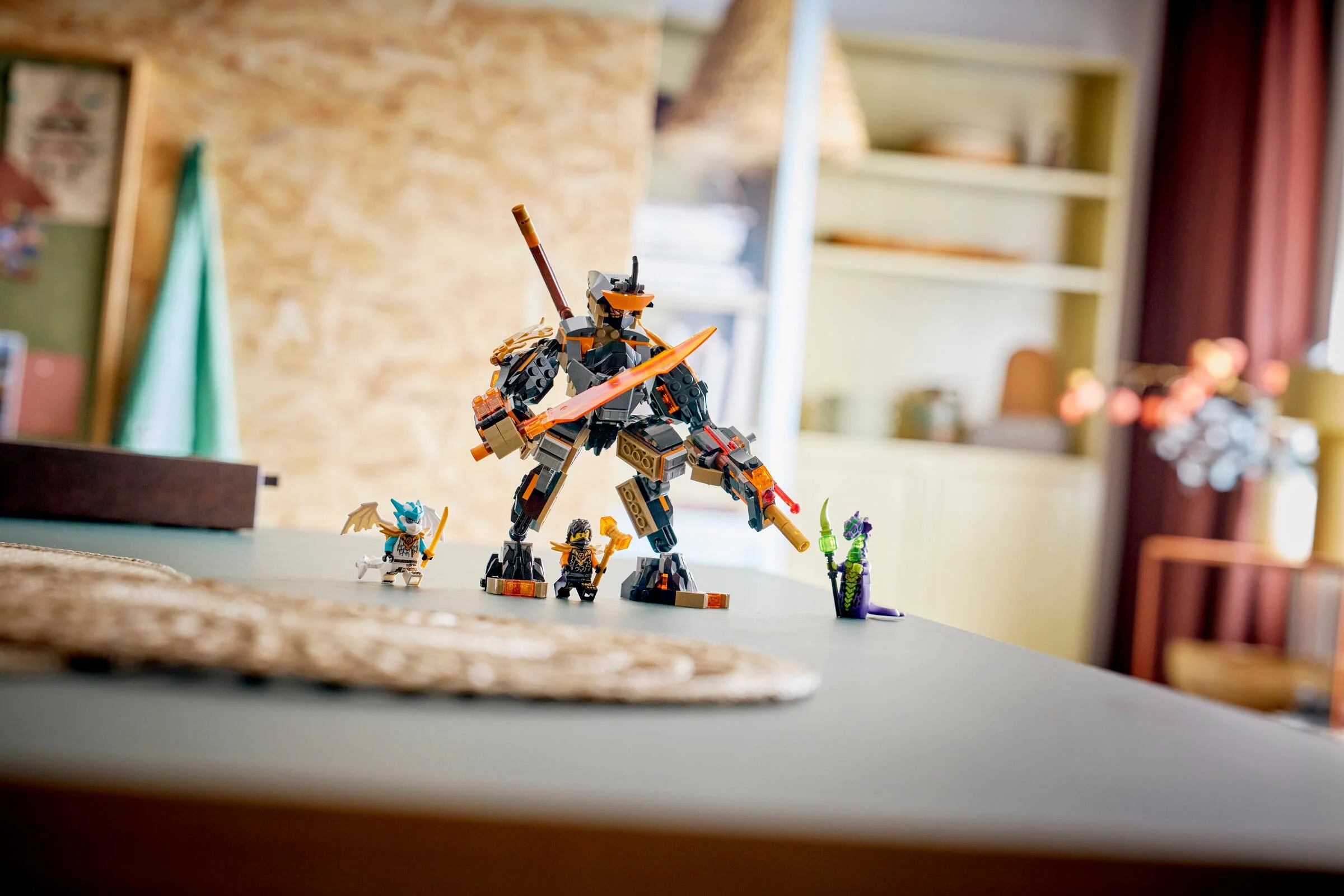 Cole's Mission Mech și minifigurinele Ninjago expuse. Set detaliat, atractiv pentru fani.