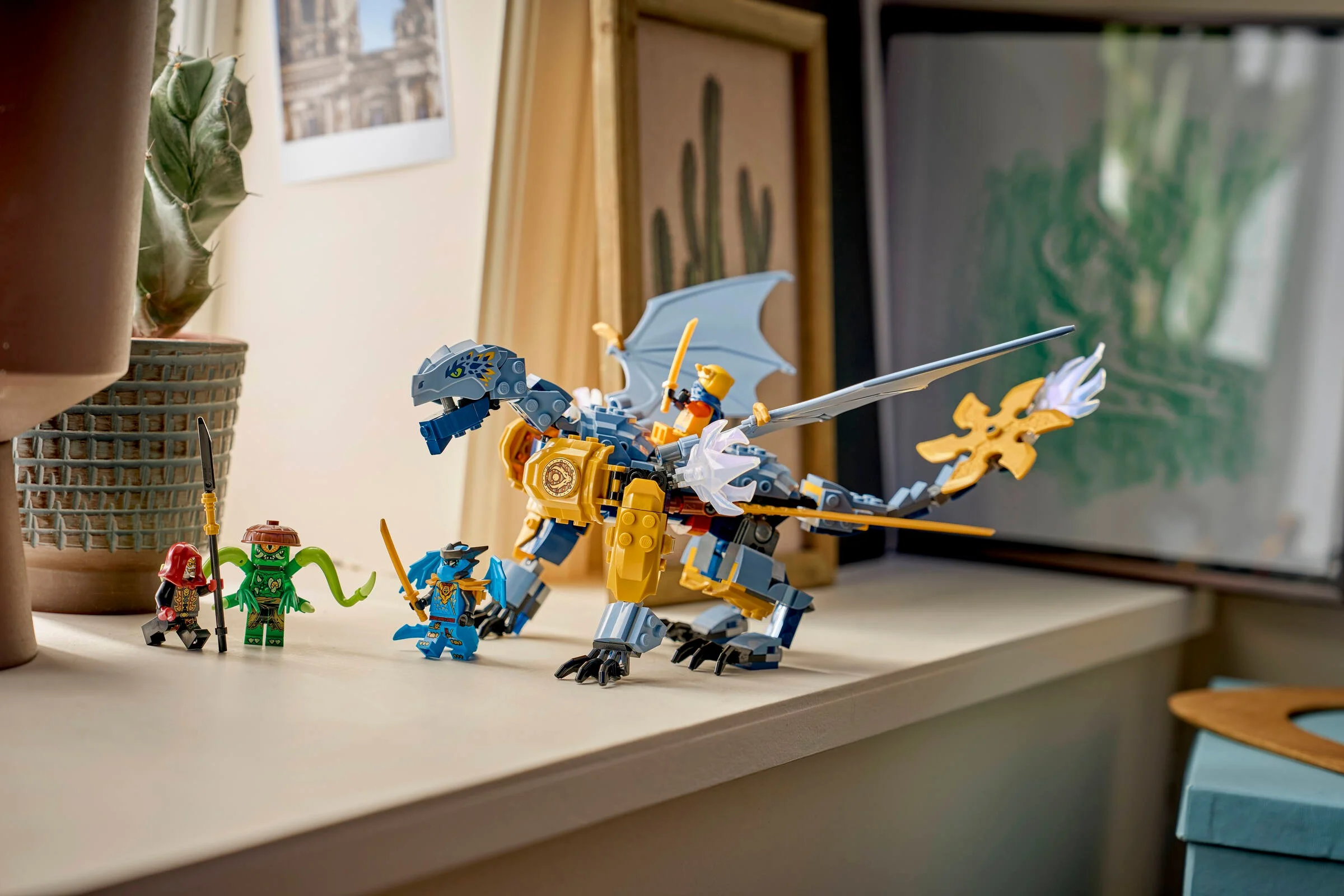 Setul LEGO Ninjago 71855, Bătălia Dragonului Riyu. Dragon, minifigurine și elemente de scenă.