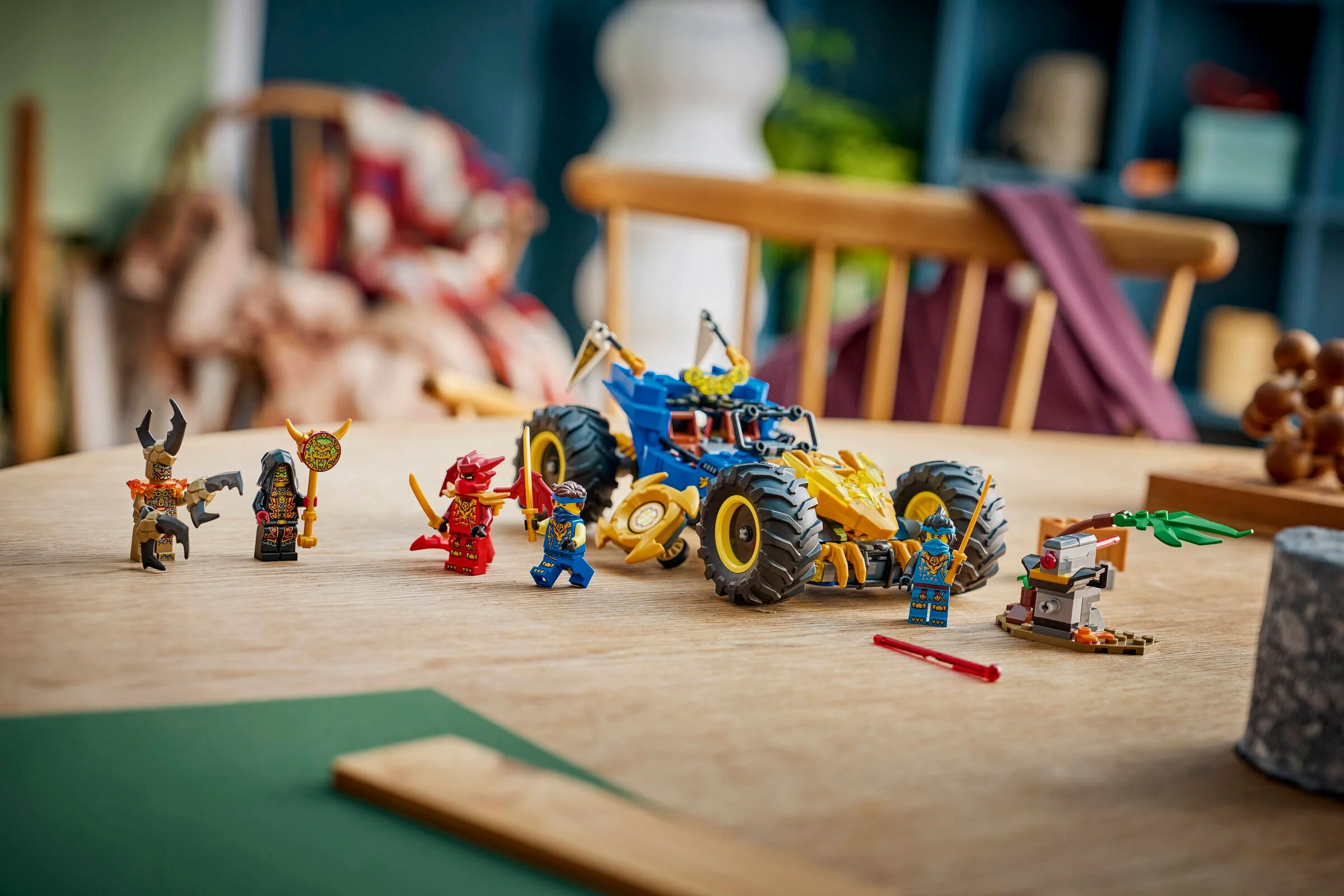 Imagine cu mașina transformatoare a lui Jay și minifigurinele Ninjago pe o masă. Set detaliat.
