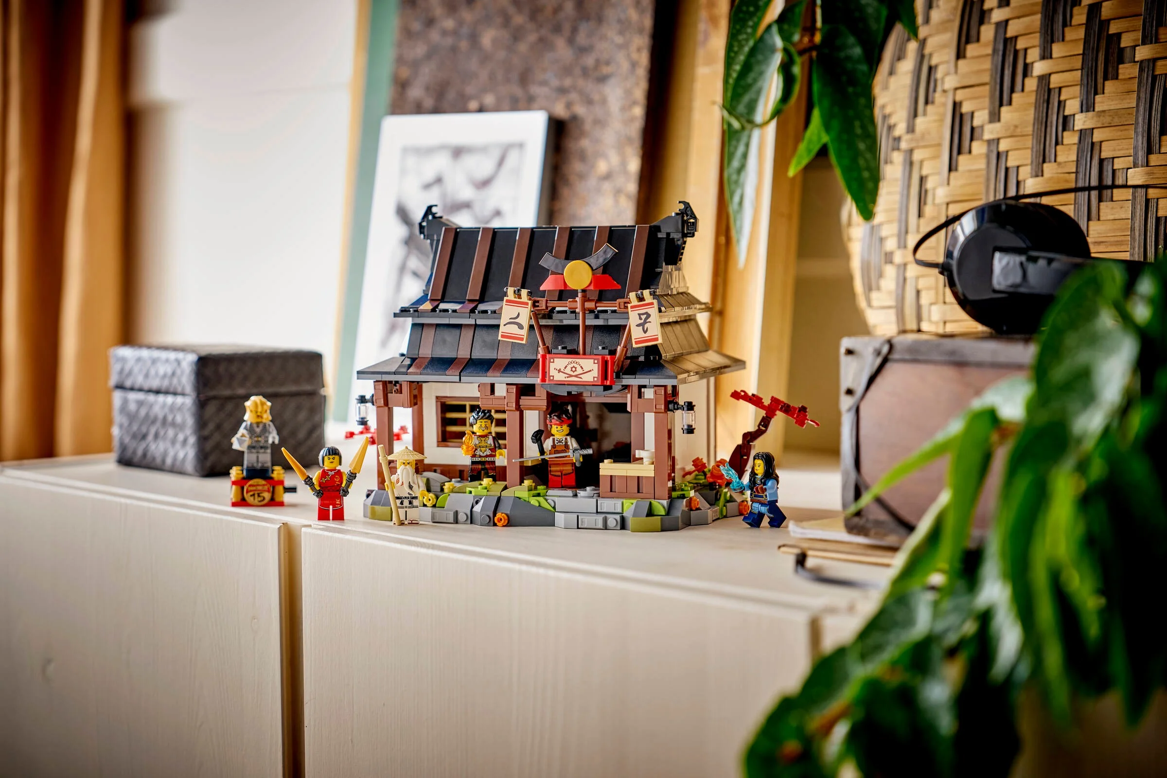 Setul LEGO Ninjago 71858, Forja celor Patru Arme, prezentat ca model expus.