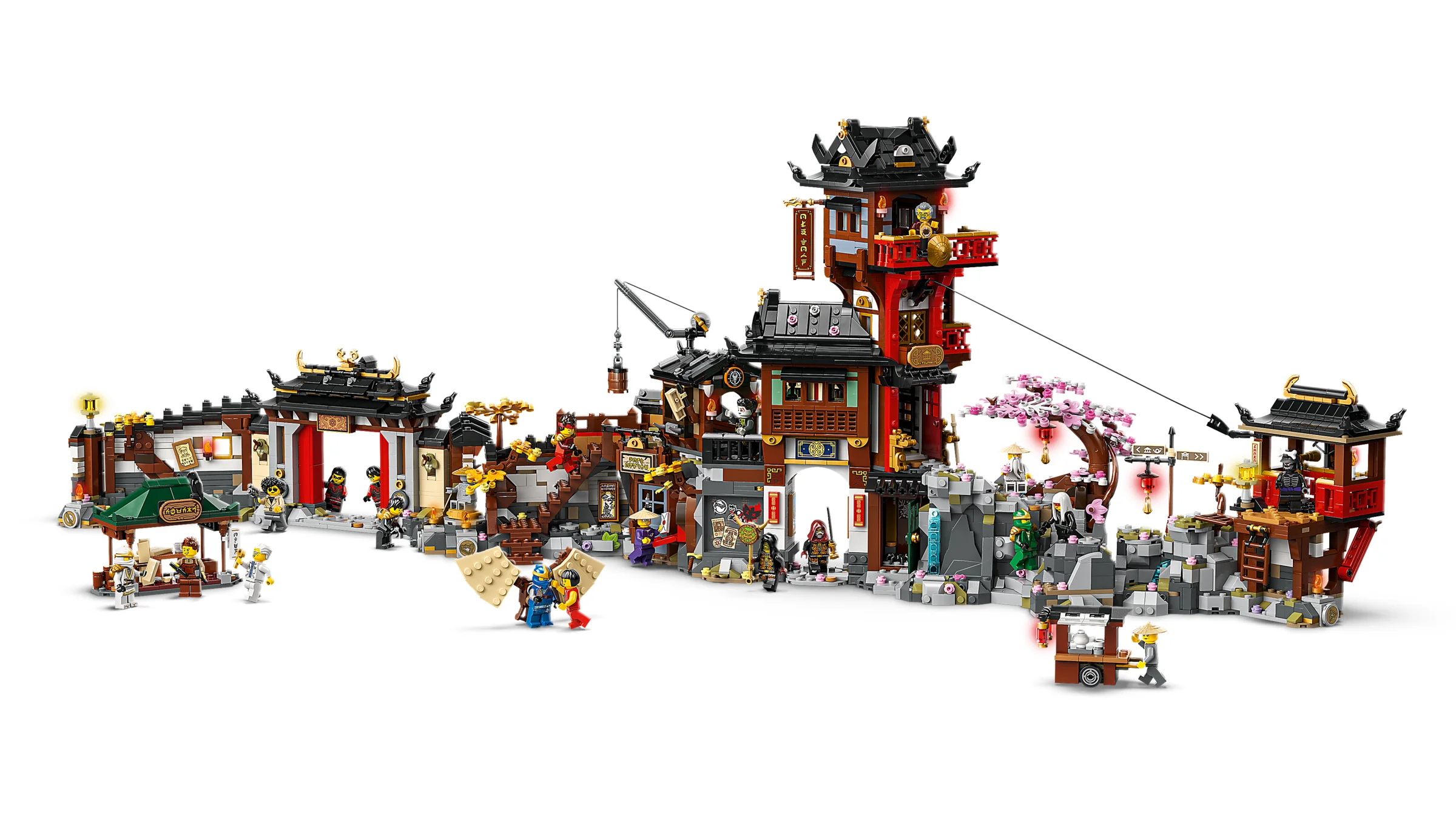 Imagine cu setul LEGO Ninjago 71861, „Orașul Vechi”, prezentând construcția detaliată și numeroasele minifigurine.