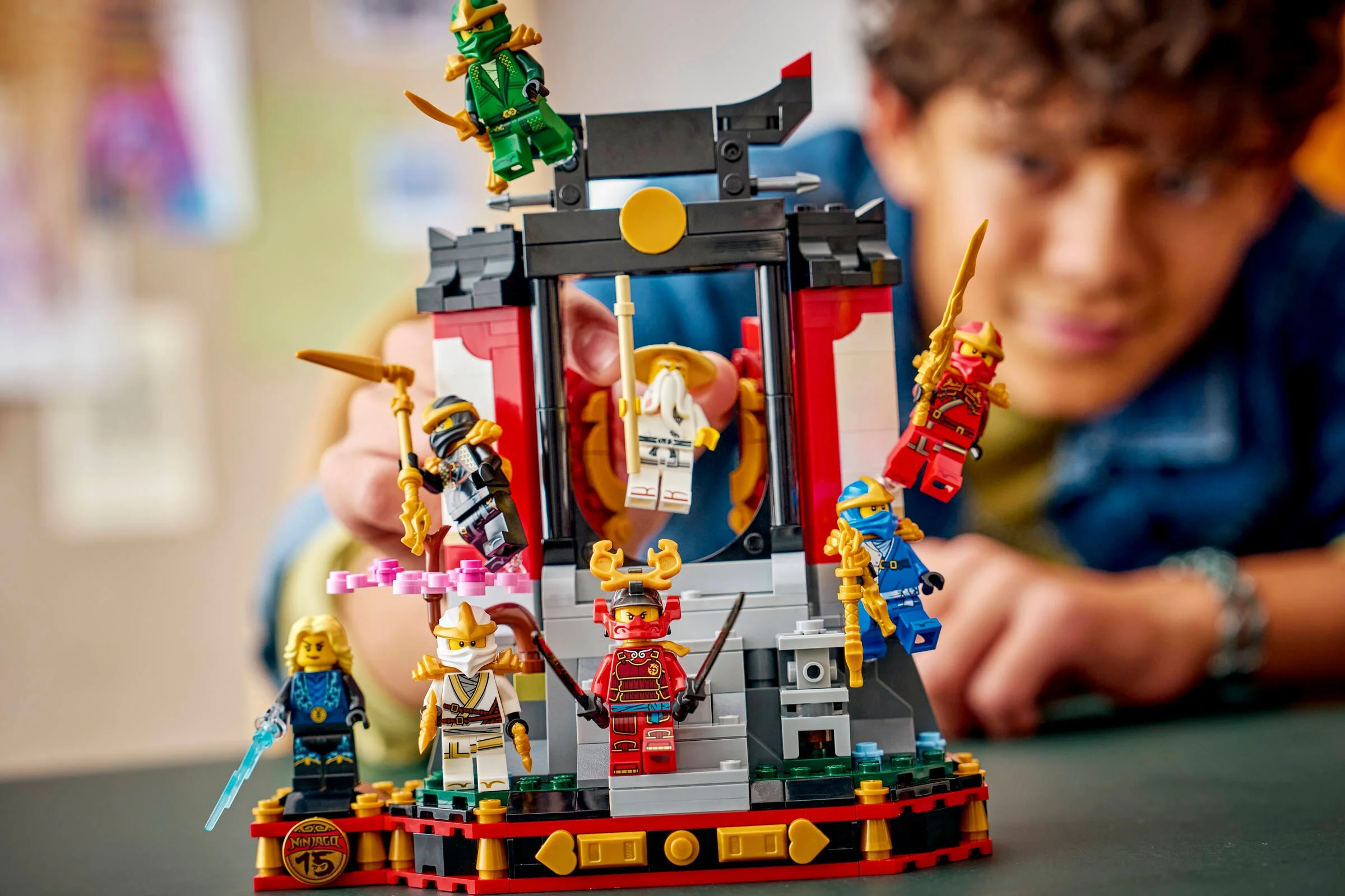Prezentare detaliată a display-ului cu personaje Ninjago 71866, un set impresionant.