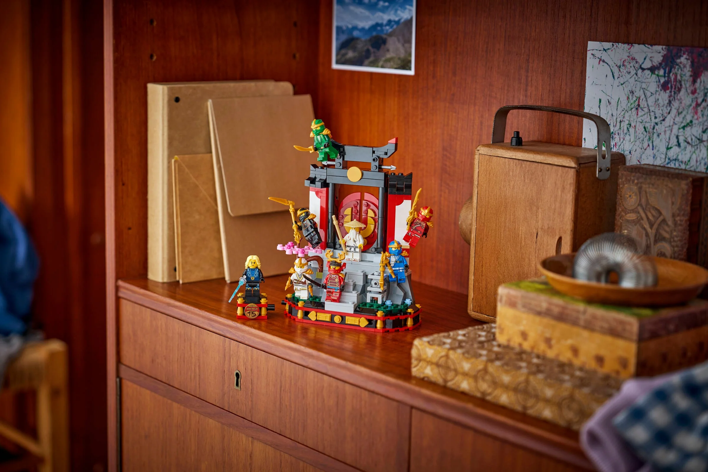 Setul LEGO Ninjago 71866, cu minifigurinele ninja, expus într-un decor rustic.