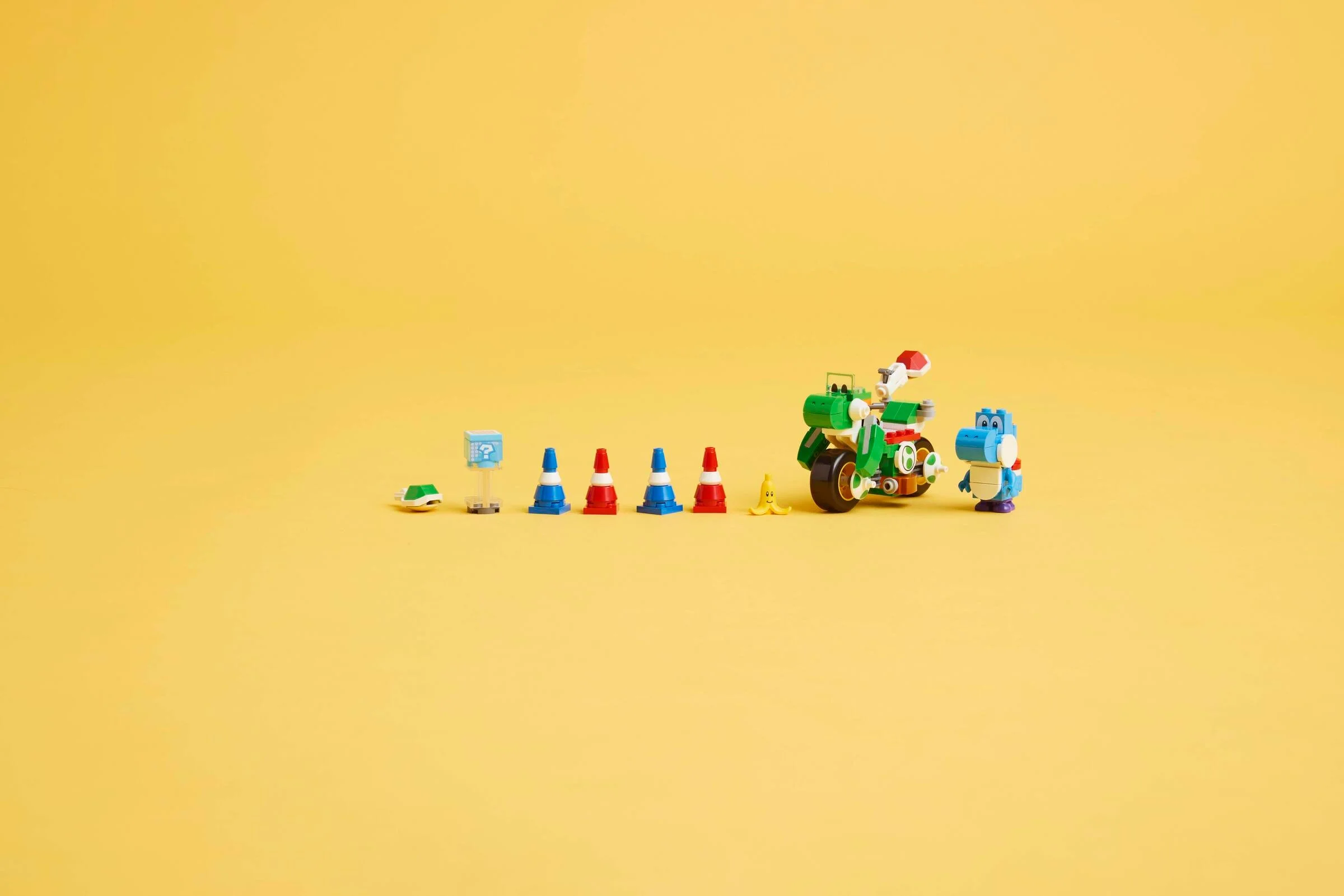 Imagine cu setul LEGO 72031 „Yoshi Bike” cu toate elementele incluse.