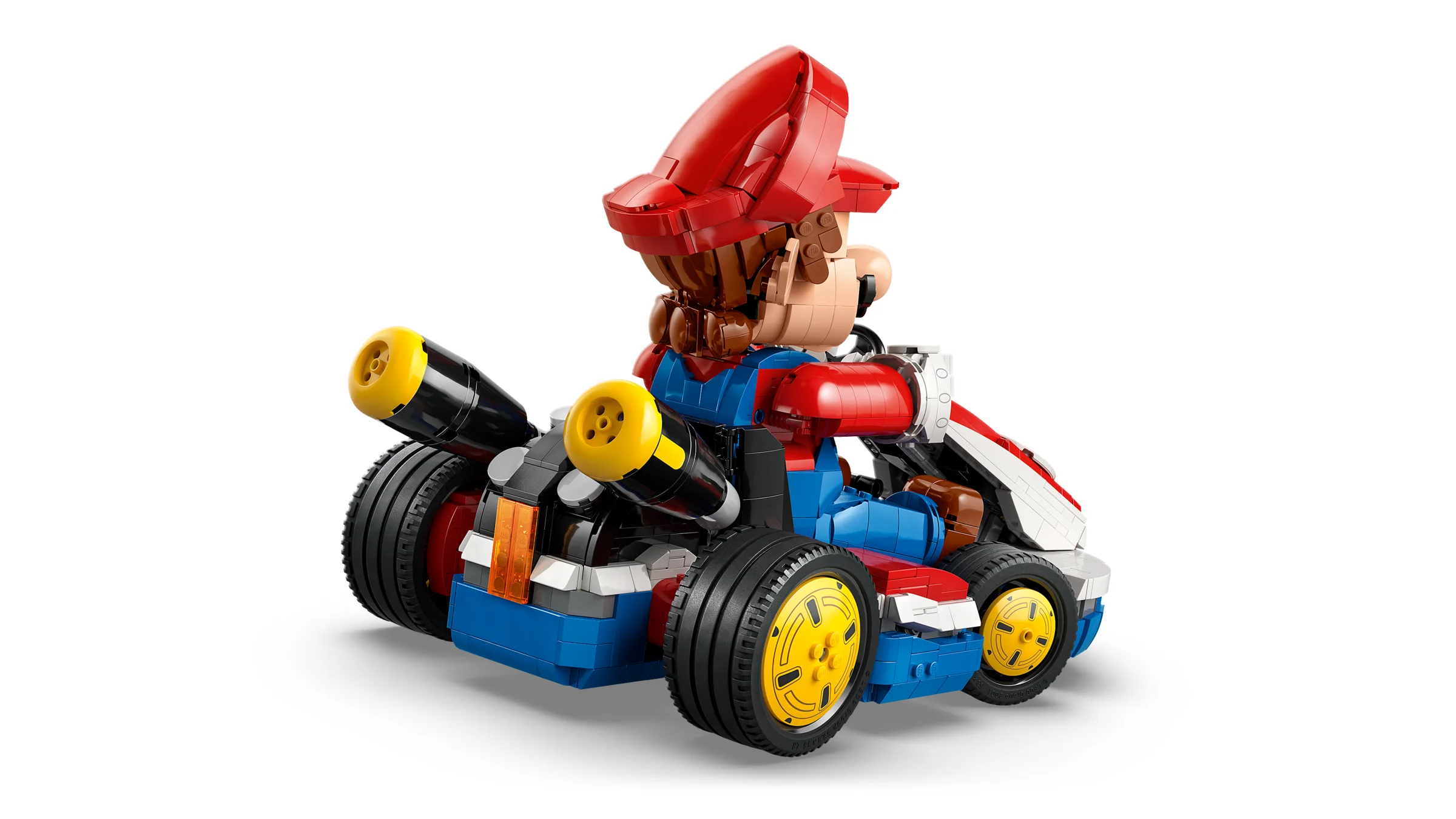Imagine cu Mario și kart-ul său standard construite din piese LEGO. Detalii și culori vii.