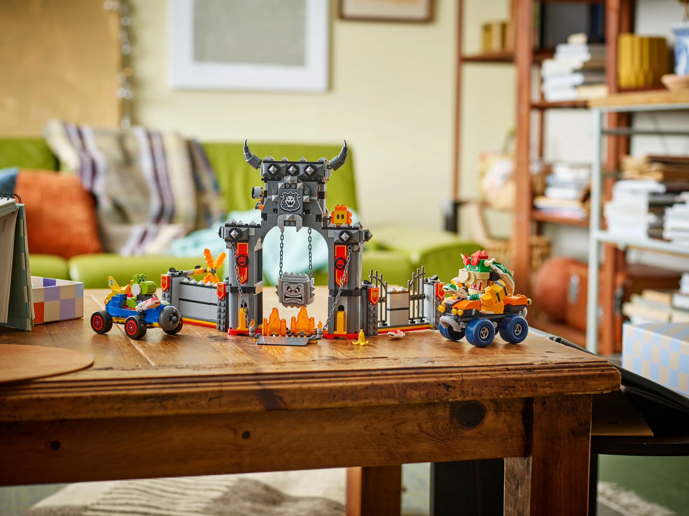 Castelul lui Bowser LEGO Super Mario 72039, prezentat pe o masă de lemn.