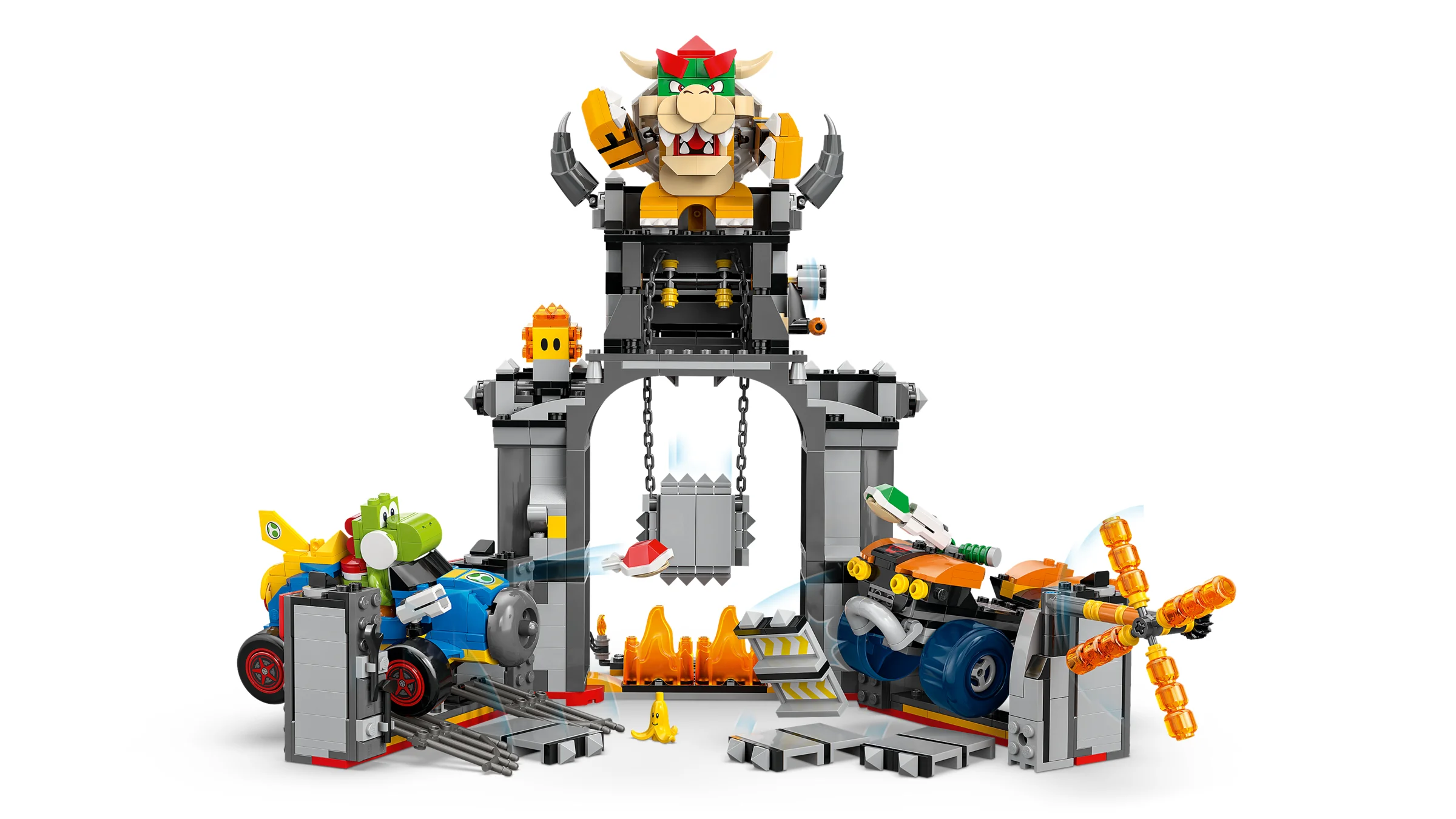 O imagine a castelului lui Bowser LEGO, cu capcane și vehicule. Bowser tronează deasupra.