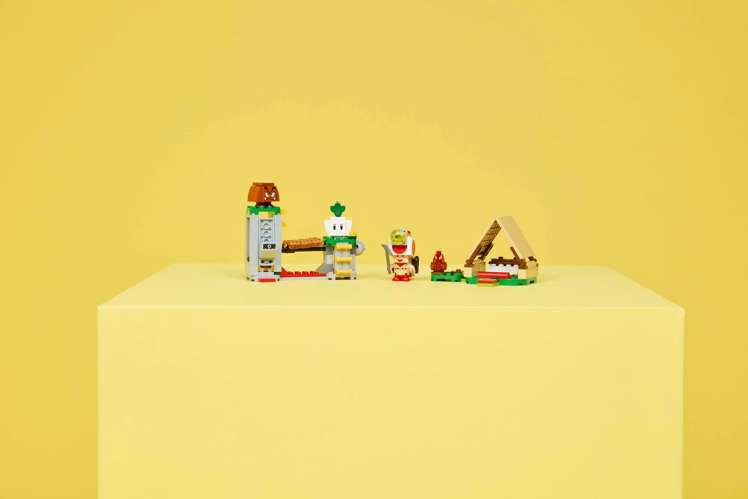 Setul LEGO 72040, Cabana Căpitanului Toad, include minifigurine și elemente din universul Super Mario.