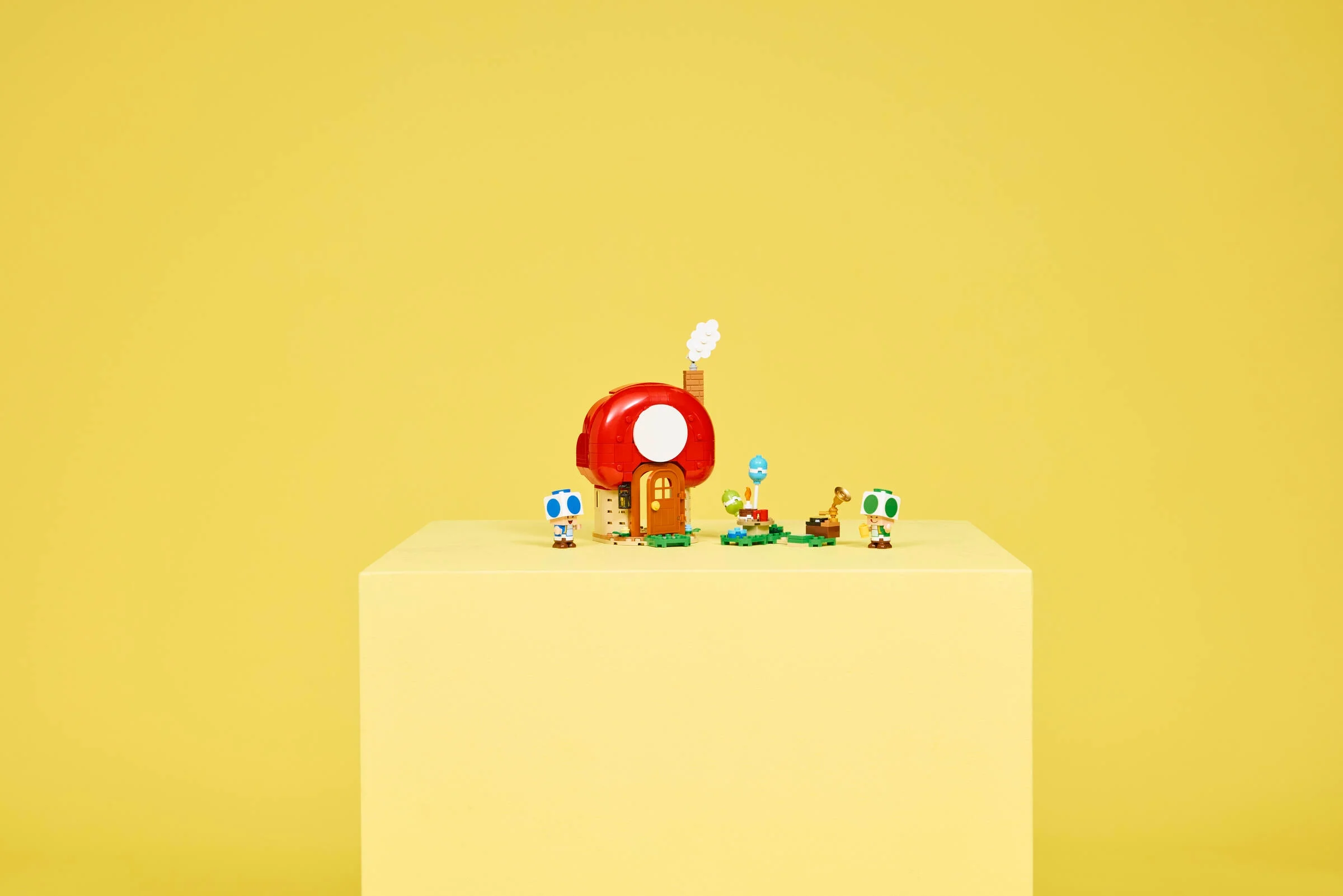 Imagine cu setul LEGO 72041, „Petrecere la casa lui Toad”, cu personajele Toad și casa-ciupercă.