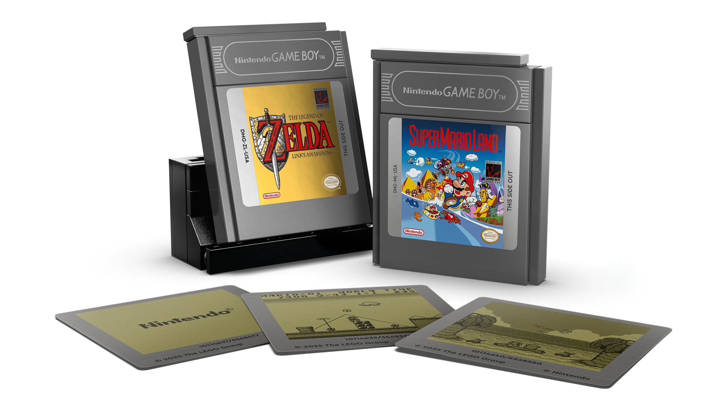 Imagine cu două cartușe LEGO Game Boy, cu jocurile Zelda și Super Mario Land.