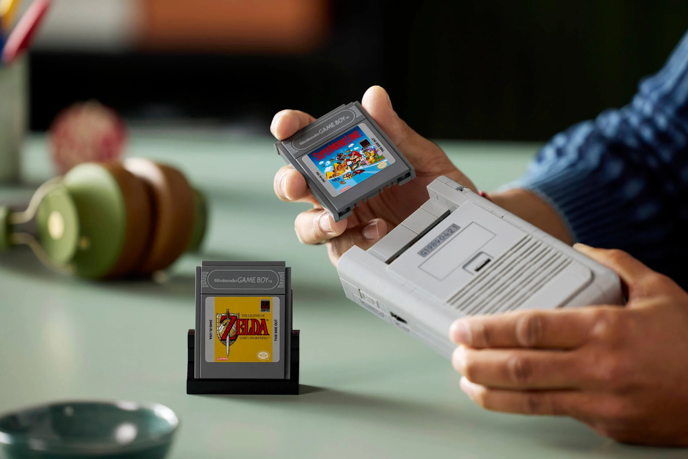 Imagine cu Game Boy LEGO, cartușe interschimbabile și suport. Funcționalitate detaliată.