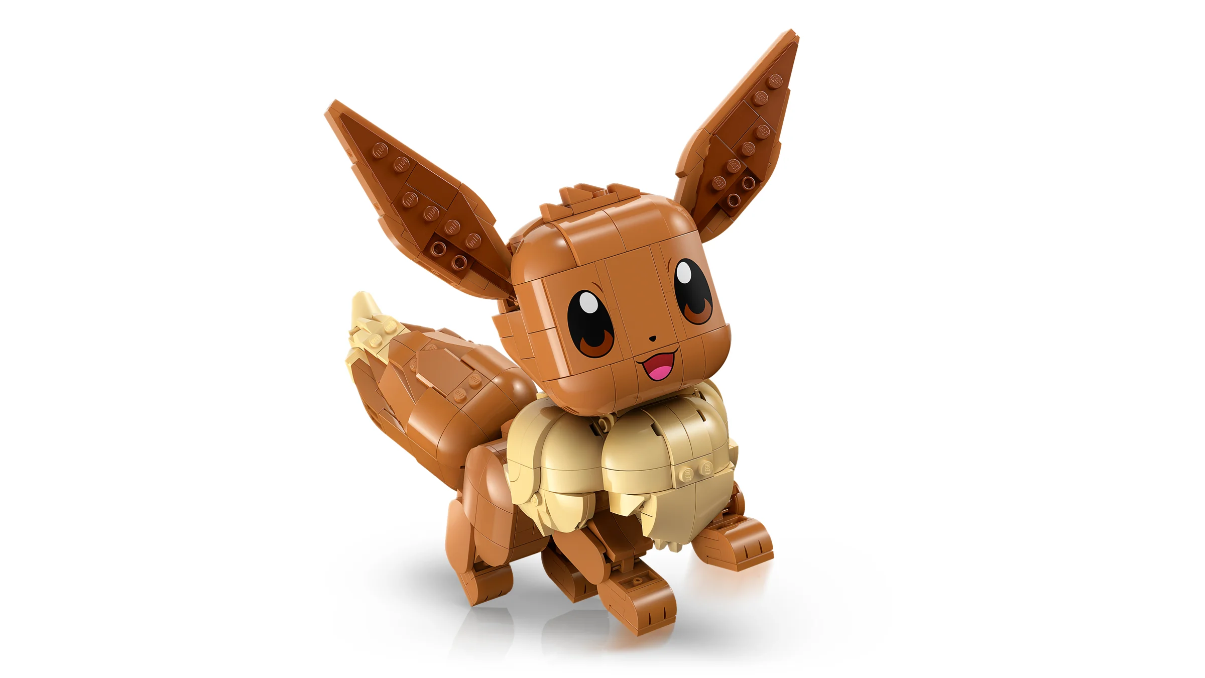 Eevee din LEGO, drăguț și detaliat, cu urechi mari și coadă stufoasă.