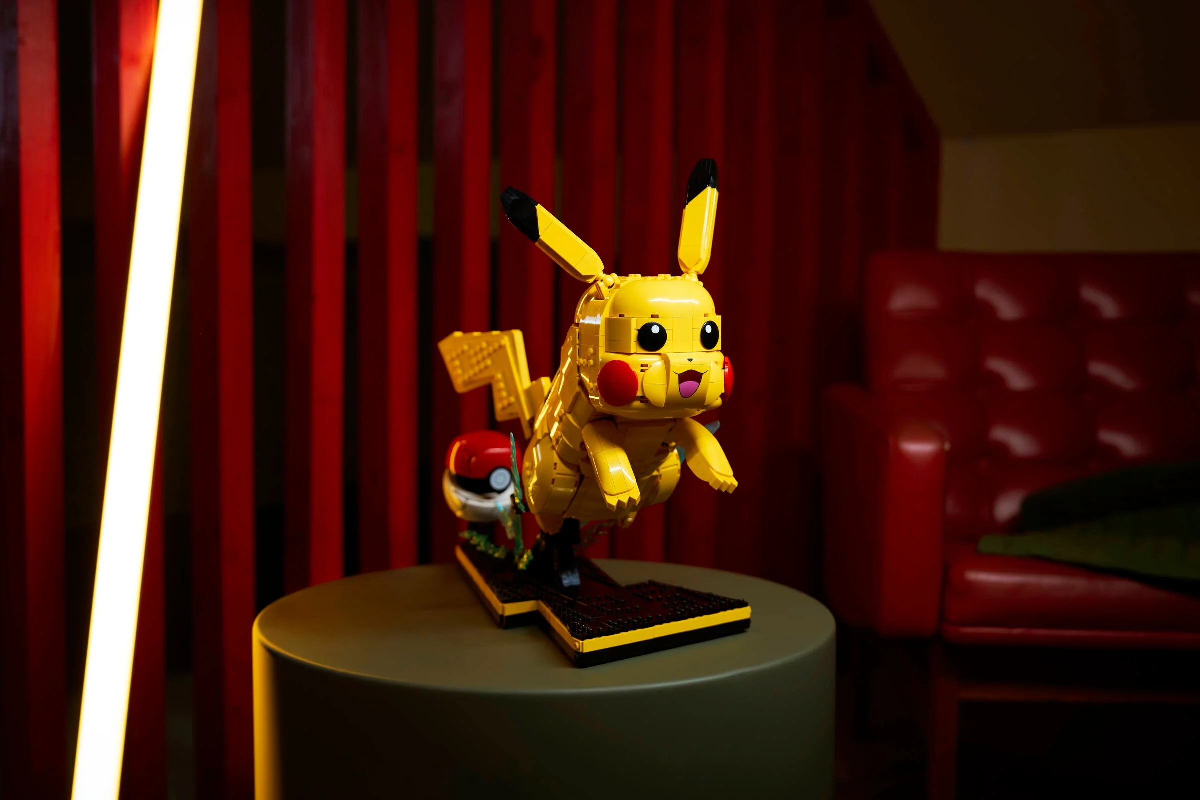 Modelul LEGO Pikachu și Poké Ball, setul 72152, prezentat pe un suport. Detaliu atrăgător.