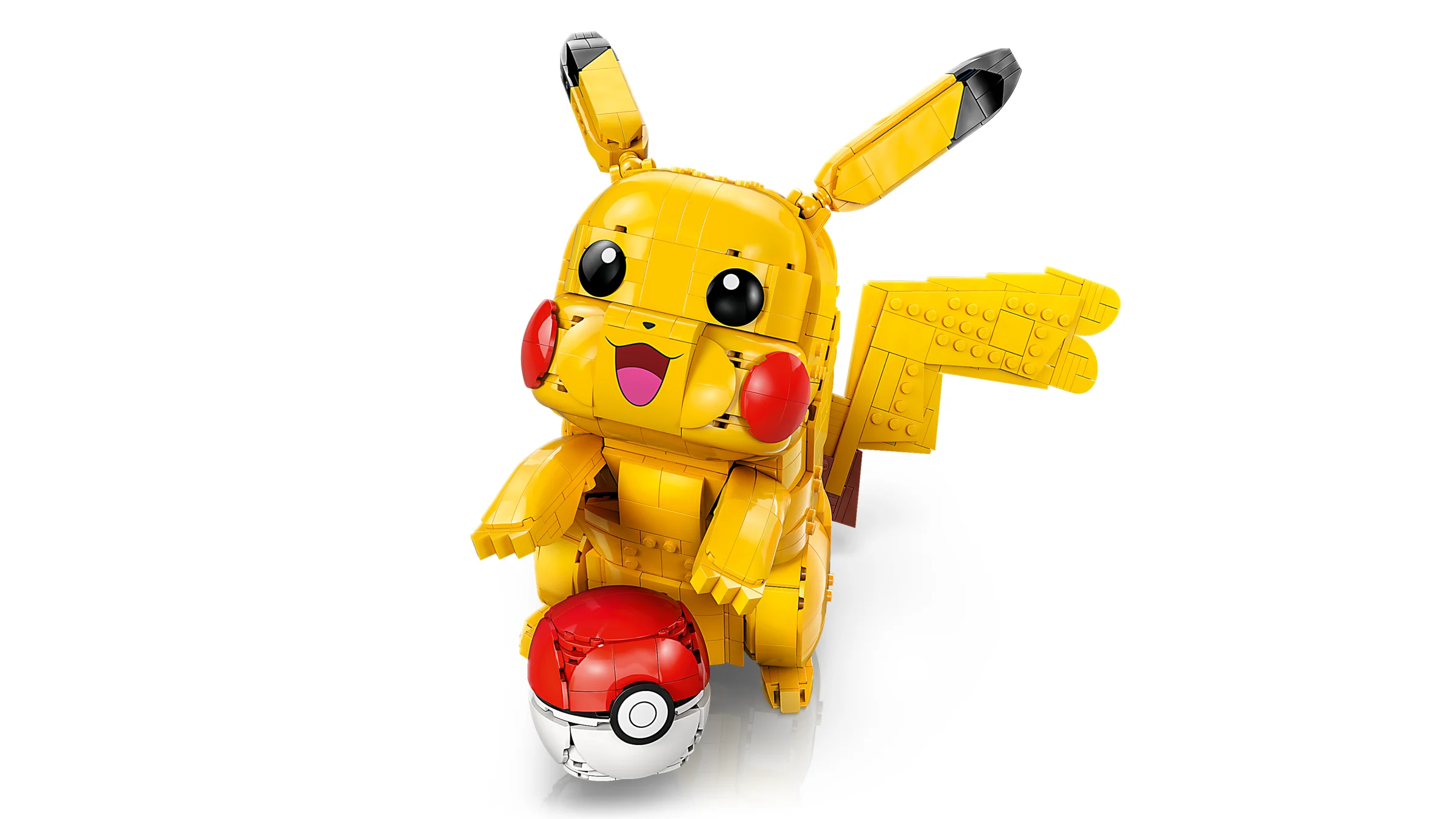Pikachu LEGO construibil, cu Poké Ball. Model detaliat și atractiv, ideal pentru fani.