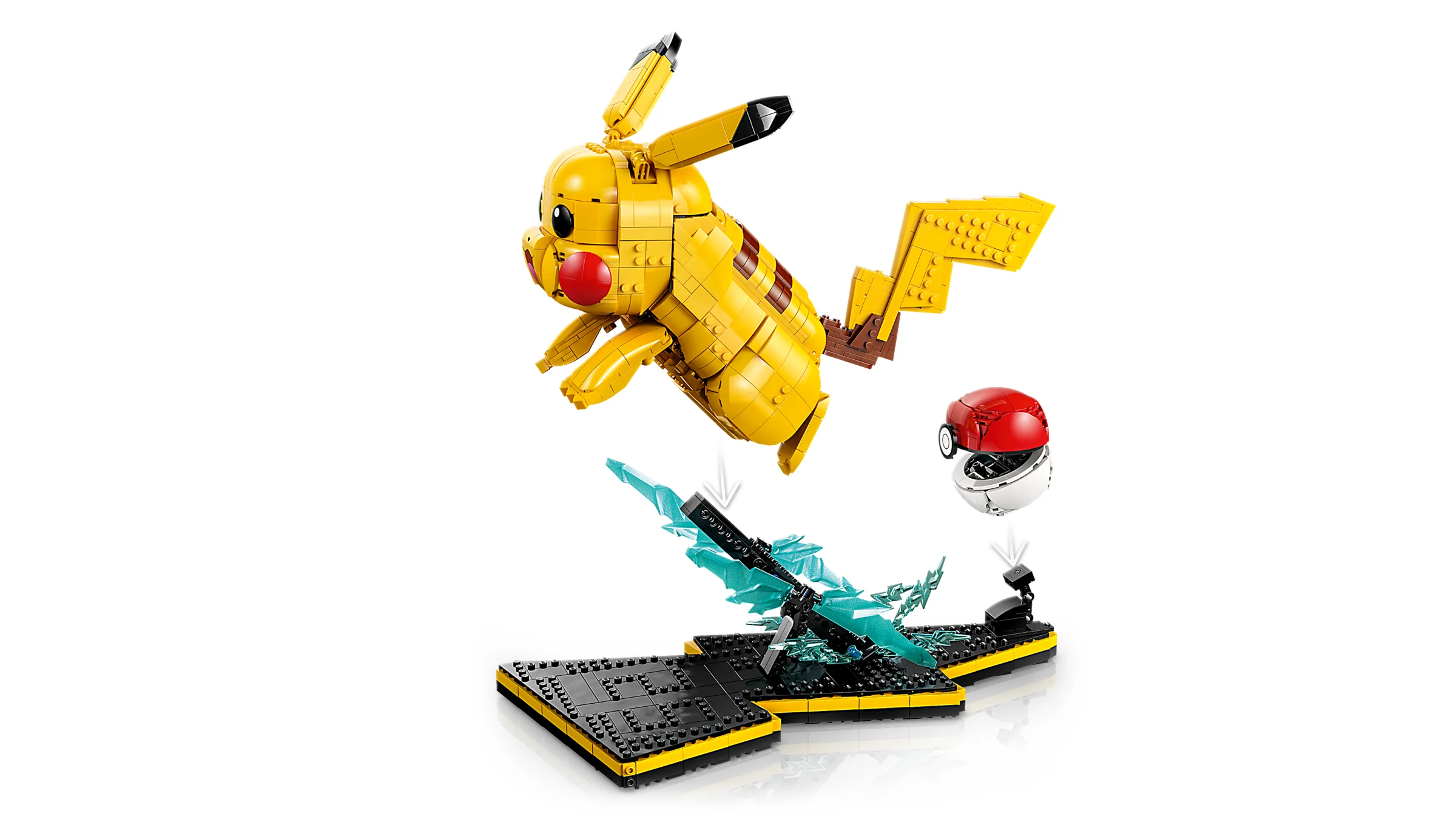 Imagine cu Pikachu și Poké Ball construite din LEGO, pe o bază neagră și galbenă.