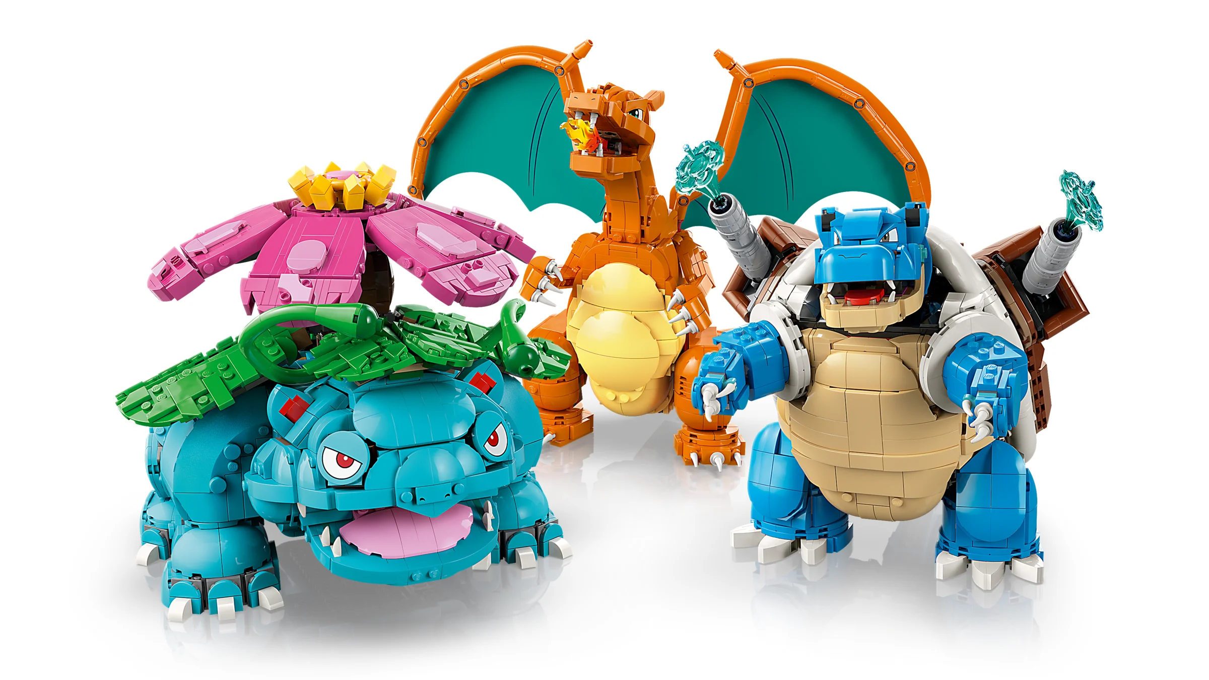 Imagine cu cele trei figurine construibile LEGO: Venusaur, Charizard și Blastoise, cu detalii realiste.