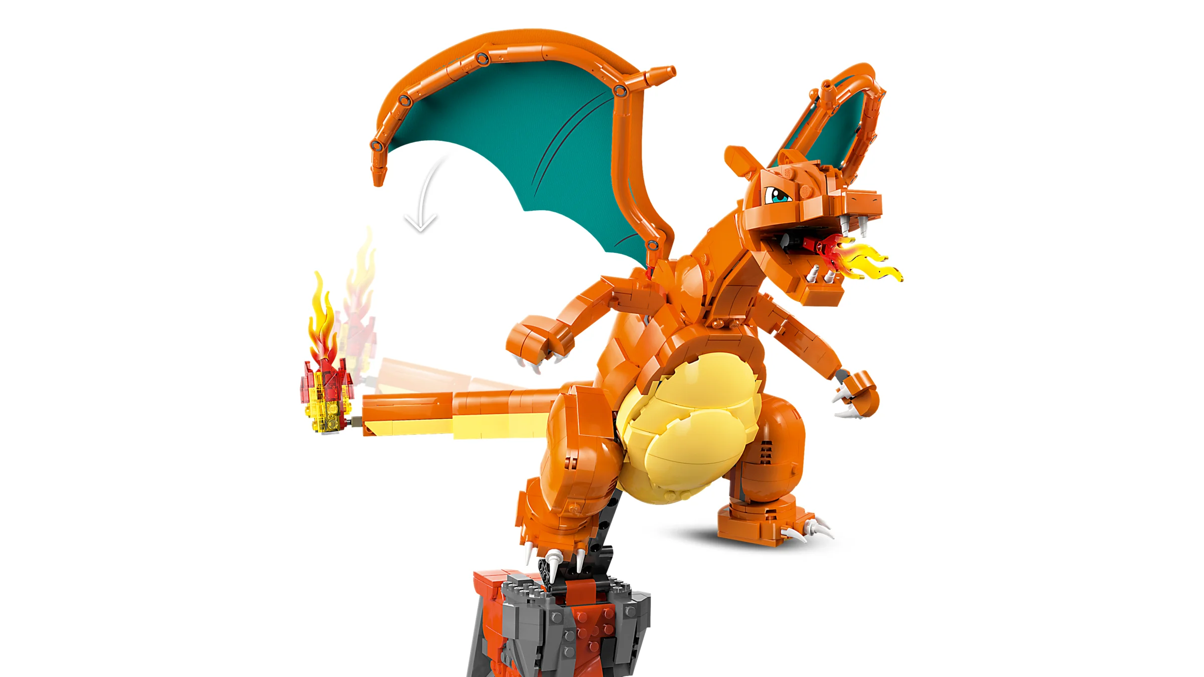 Charizard LEGO portocaliu, cu detalii realiste, stă pe un piedestal, flăcări la gură și la coadă.