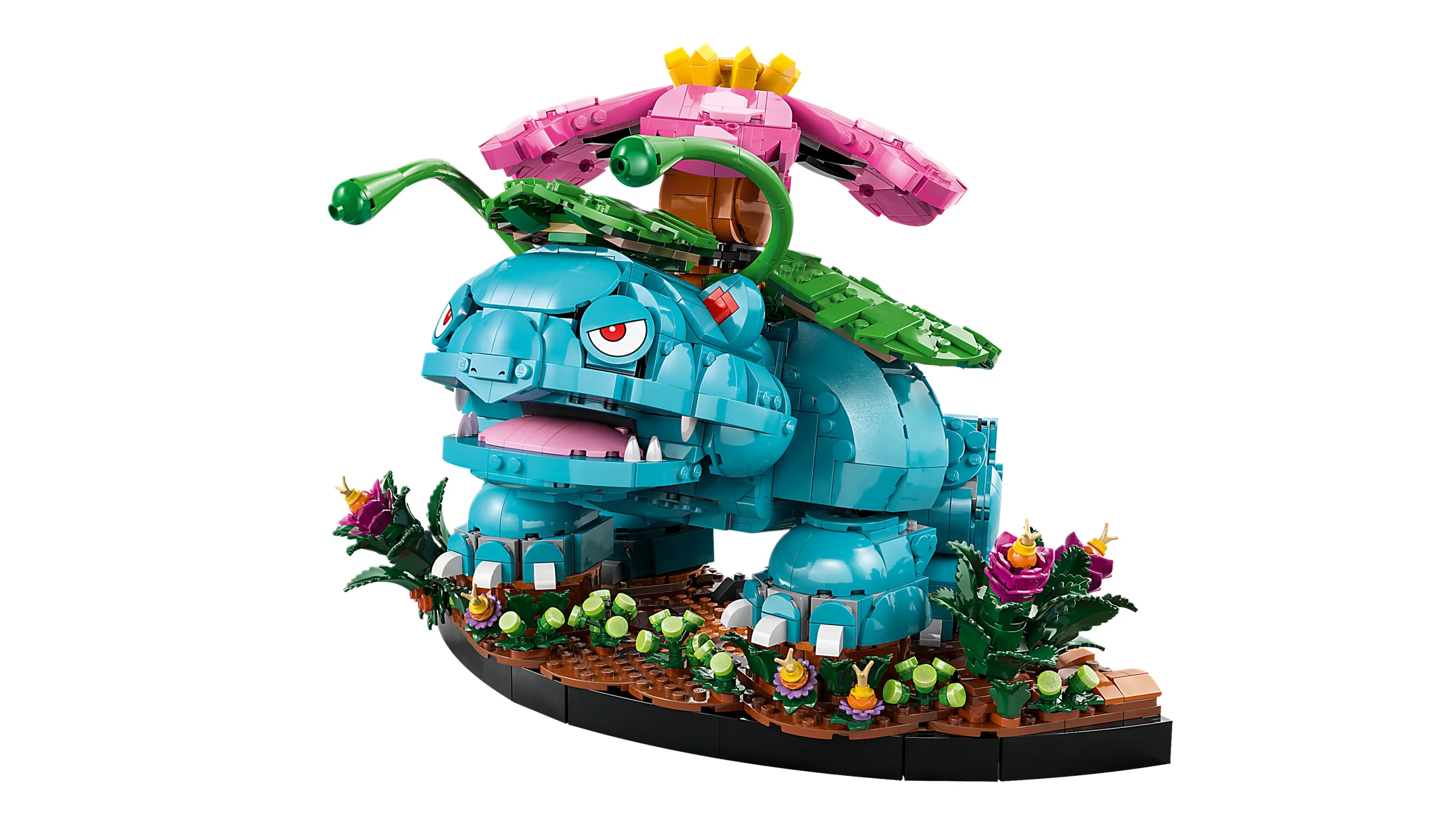 Venusaur LEGO, model detaliat cu floare roz și plante decorative, pe o bază maro.