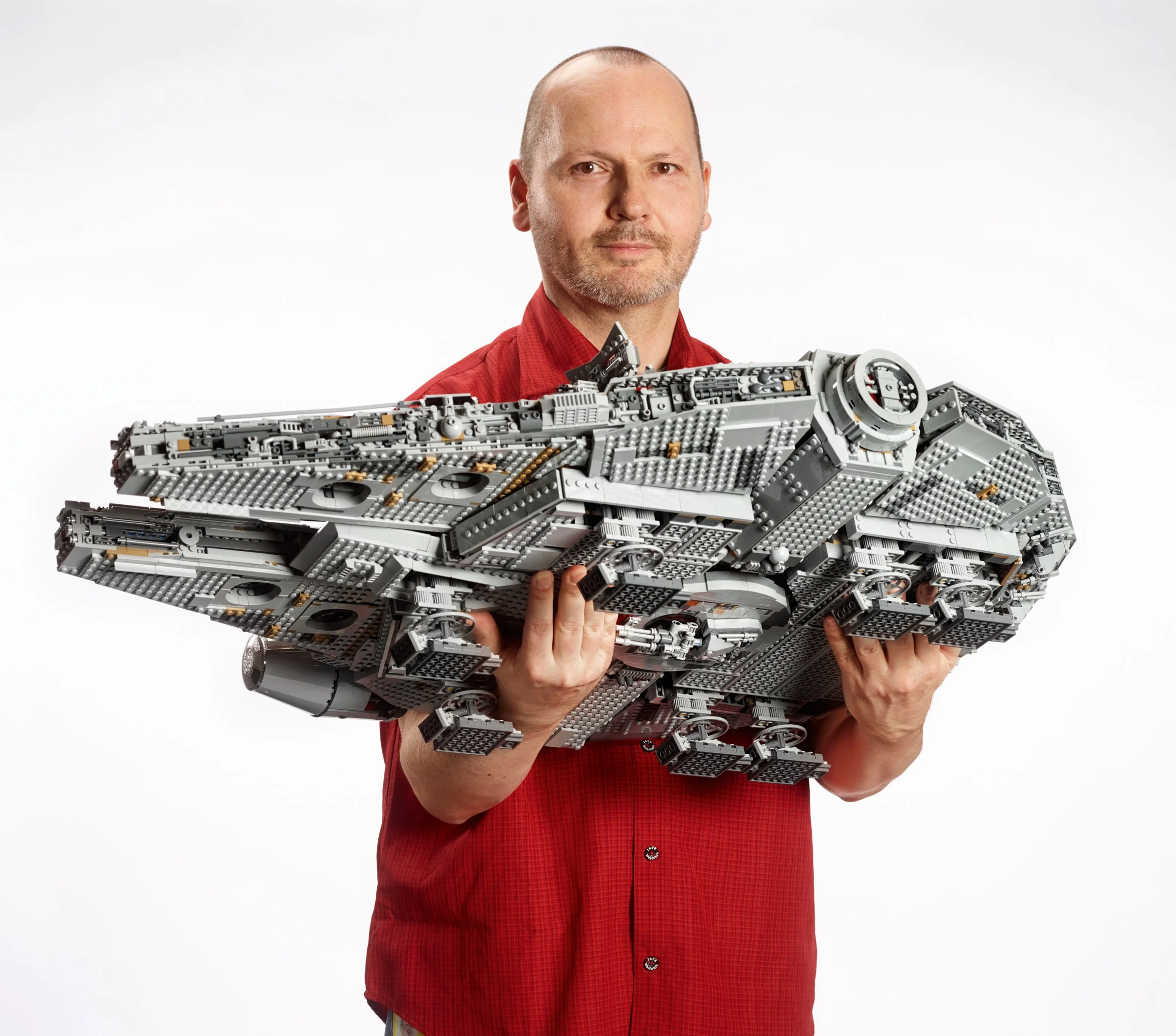Designerul LEGO prezintă Millennium Falcon 75192, o construcție detaliată și impresionantă.