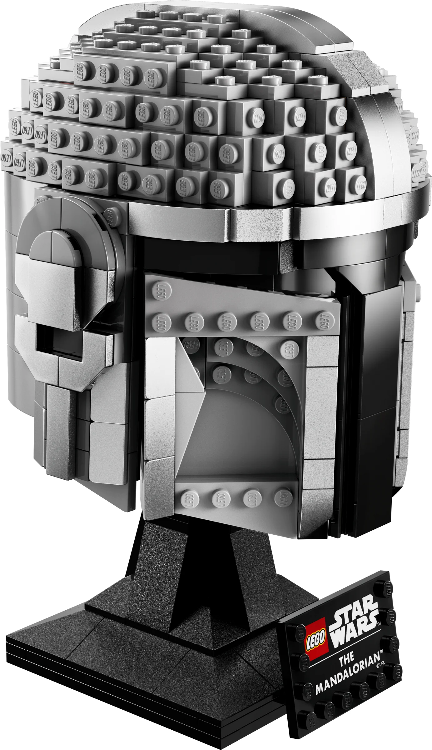 Imagine cu casca Mandalorian construită din LEGO, un model detaliat și impresionant.