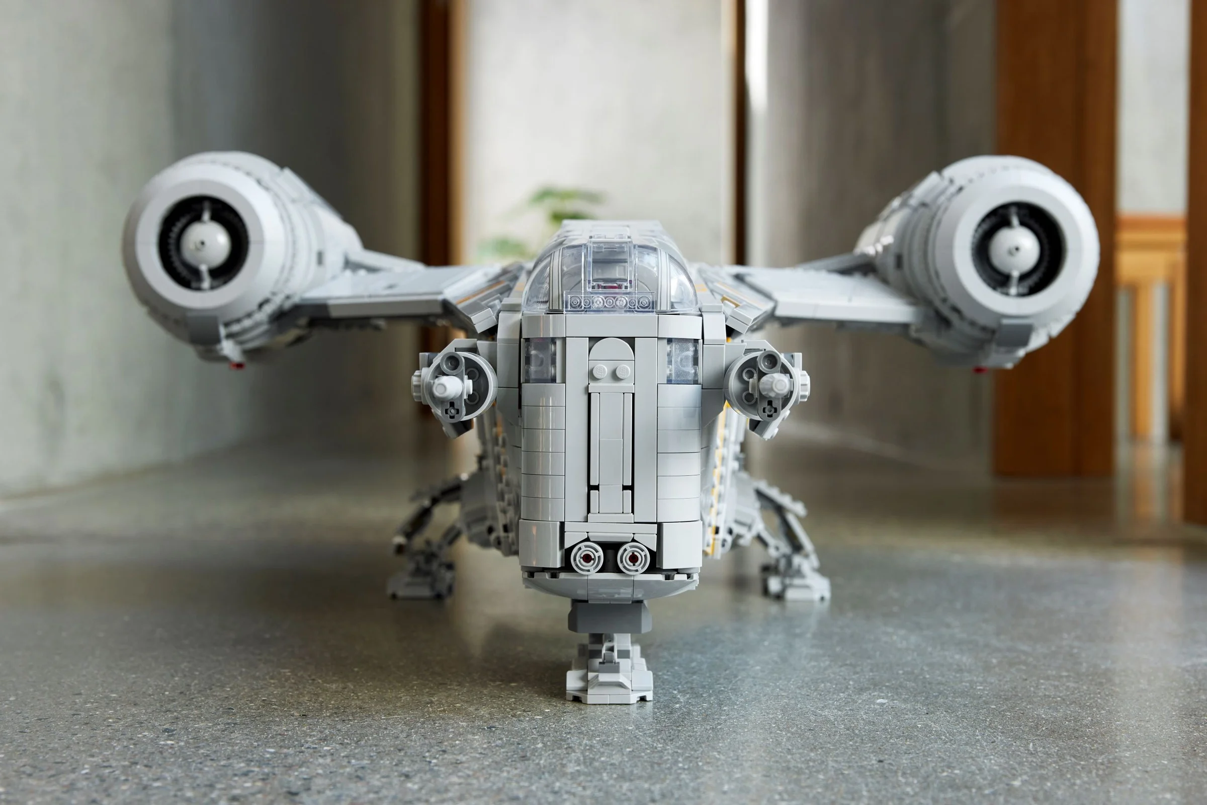Razor Crest LEGO, vedere frontală. Detaliile modelului sunt bine vizibile.