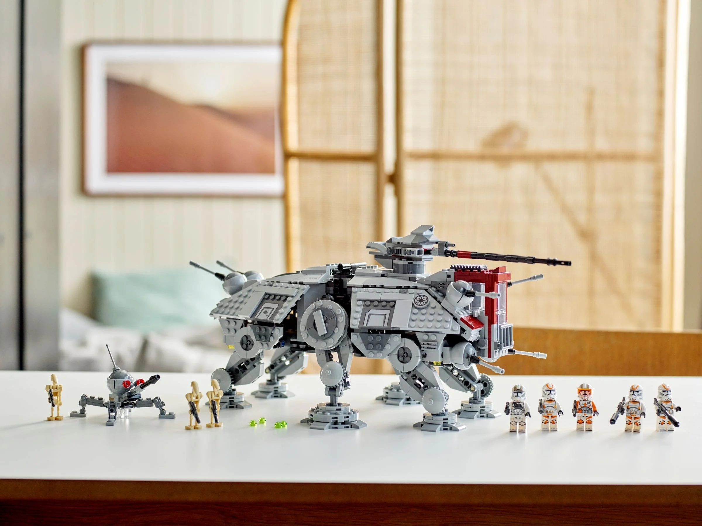 AT-TE Walker LEGO Star Wars cu minifigurinele incluse, prezentare detaliată. Modelul este impresionant.