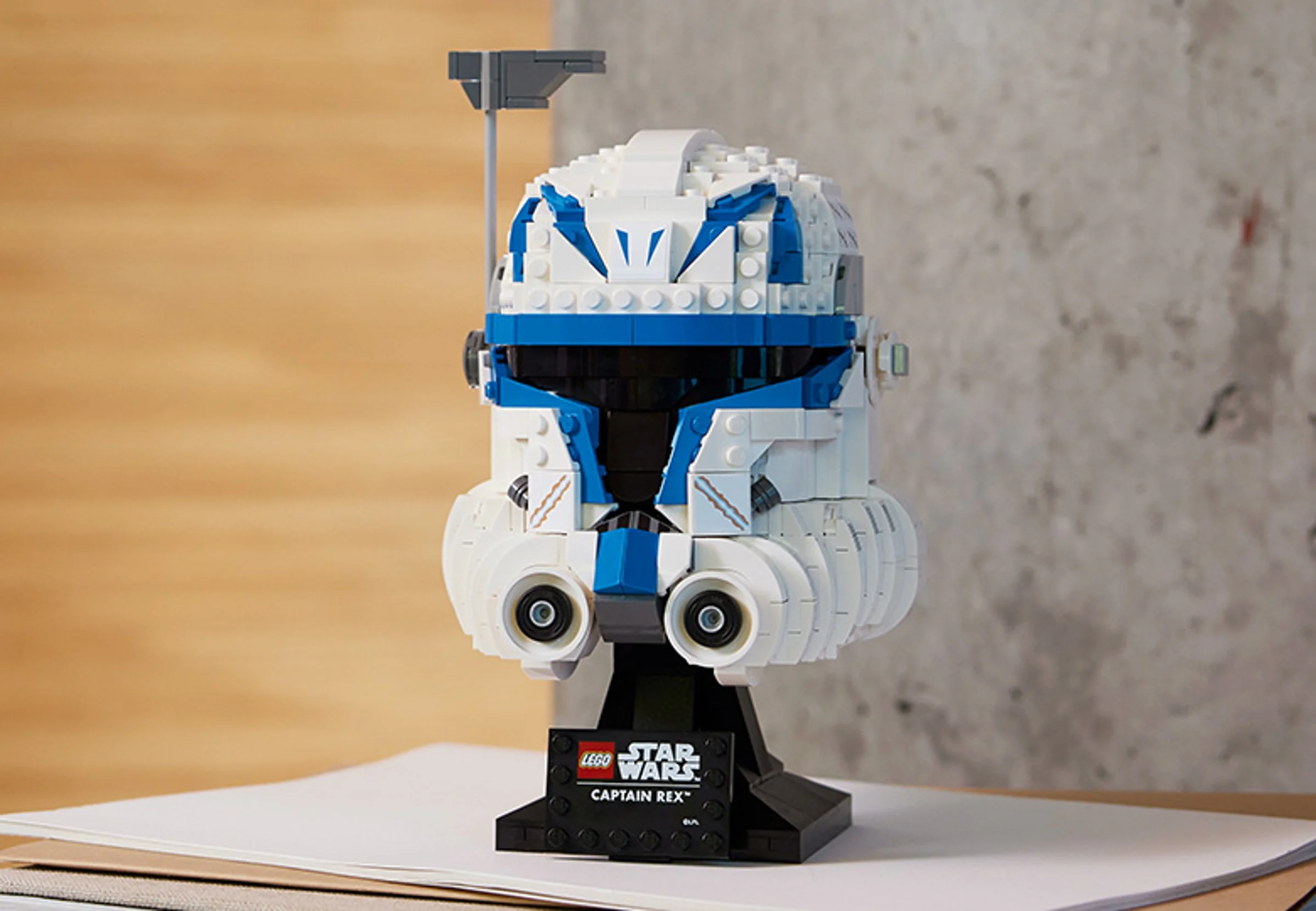 Casca Captain Rex LEGO Star Wars. Detaliu alb și albastru pe suport negru.