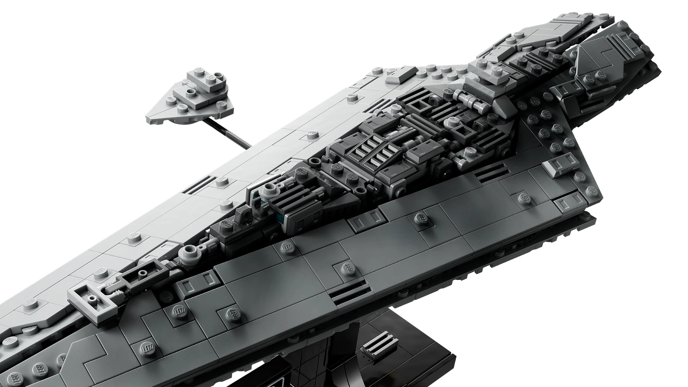 O imagine detaliată a Executor Super Star Destroyer LEGO, cu finisaje complicate.