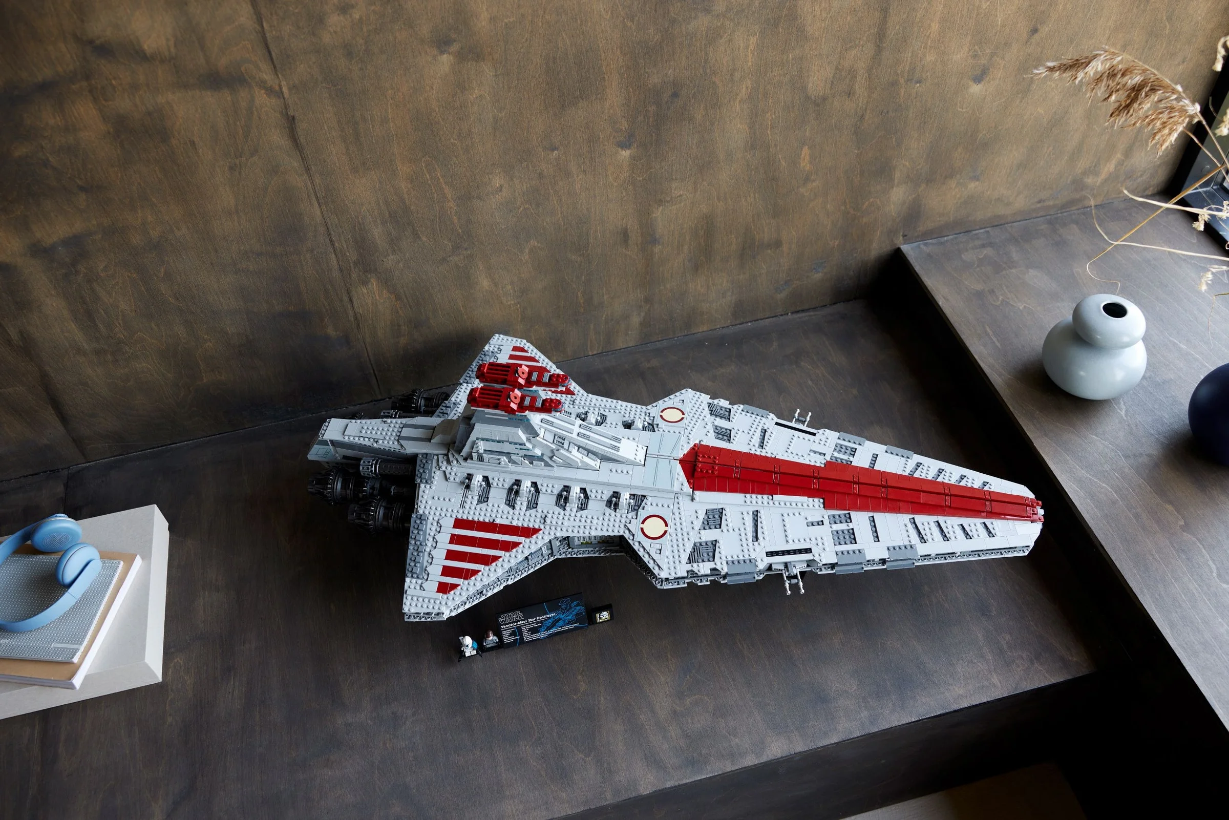 Modelul LEGO al crucișătorului Venator, detaliat și roșu-alb, pe o suprafață de lemn.