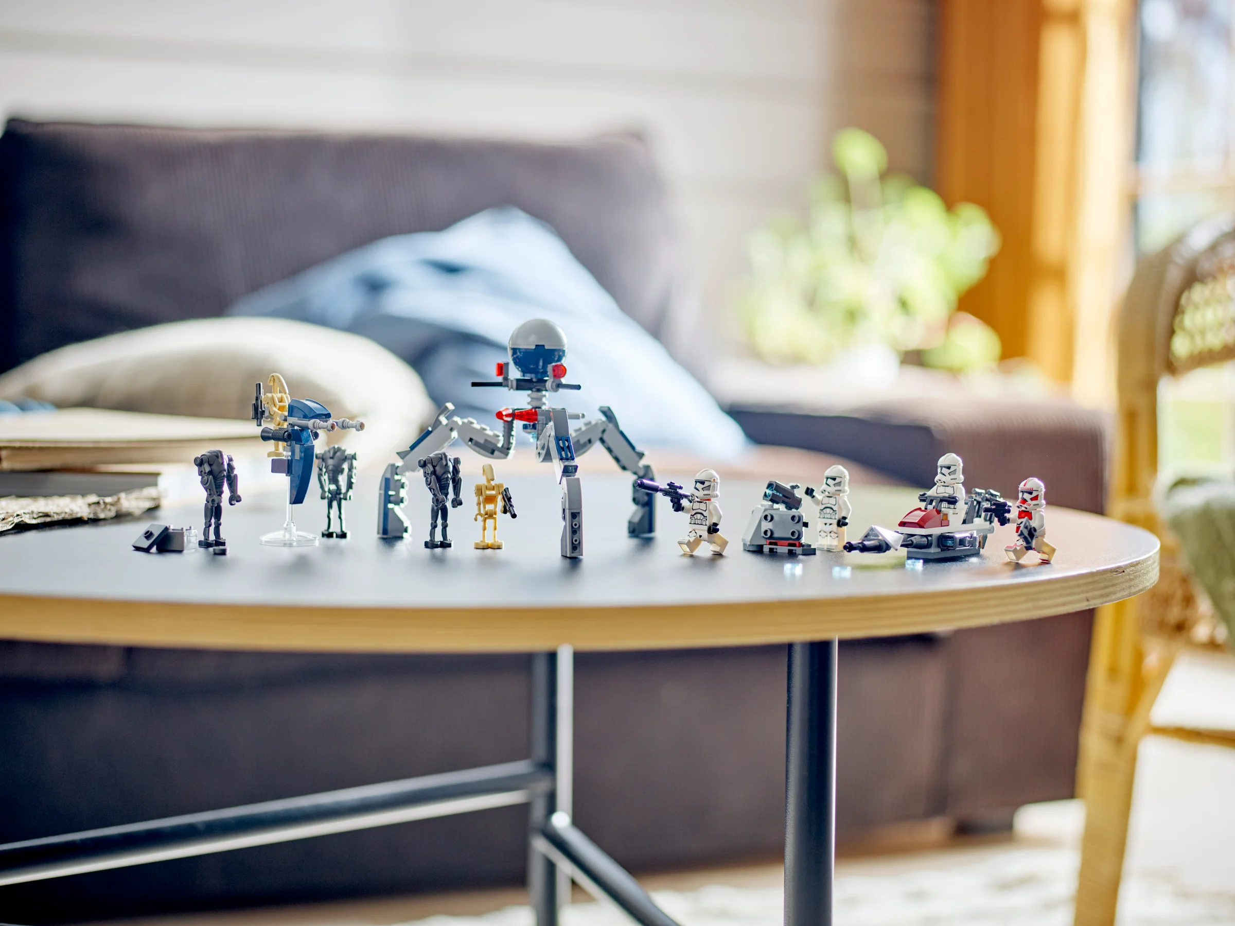 Setul LEGO 75372 prezintă clone trooper și droizi de luptă pe o masă într-un cadru de zi cu zi.