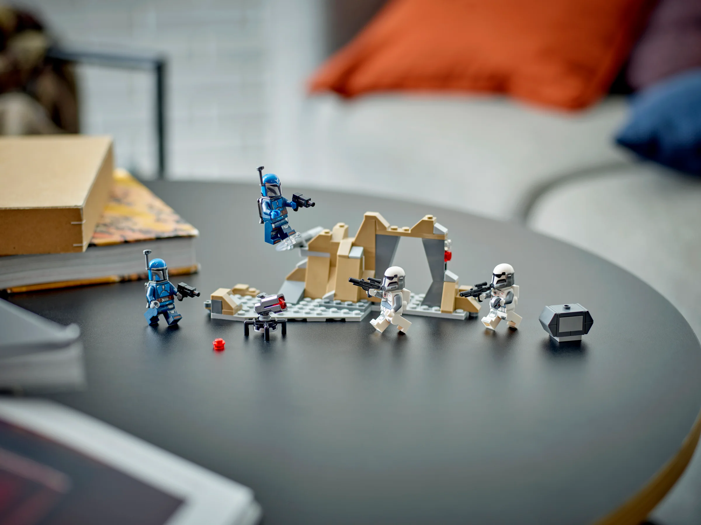 Imagine cu setul LEGO 75373 Ambush on Mandalore, cu minifigurine și elemente de peisaj.