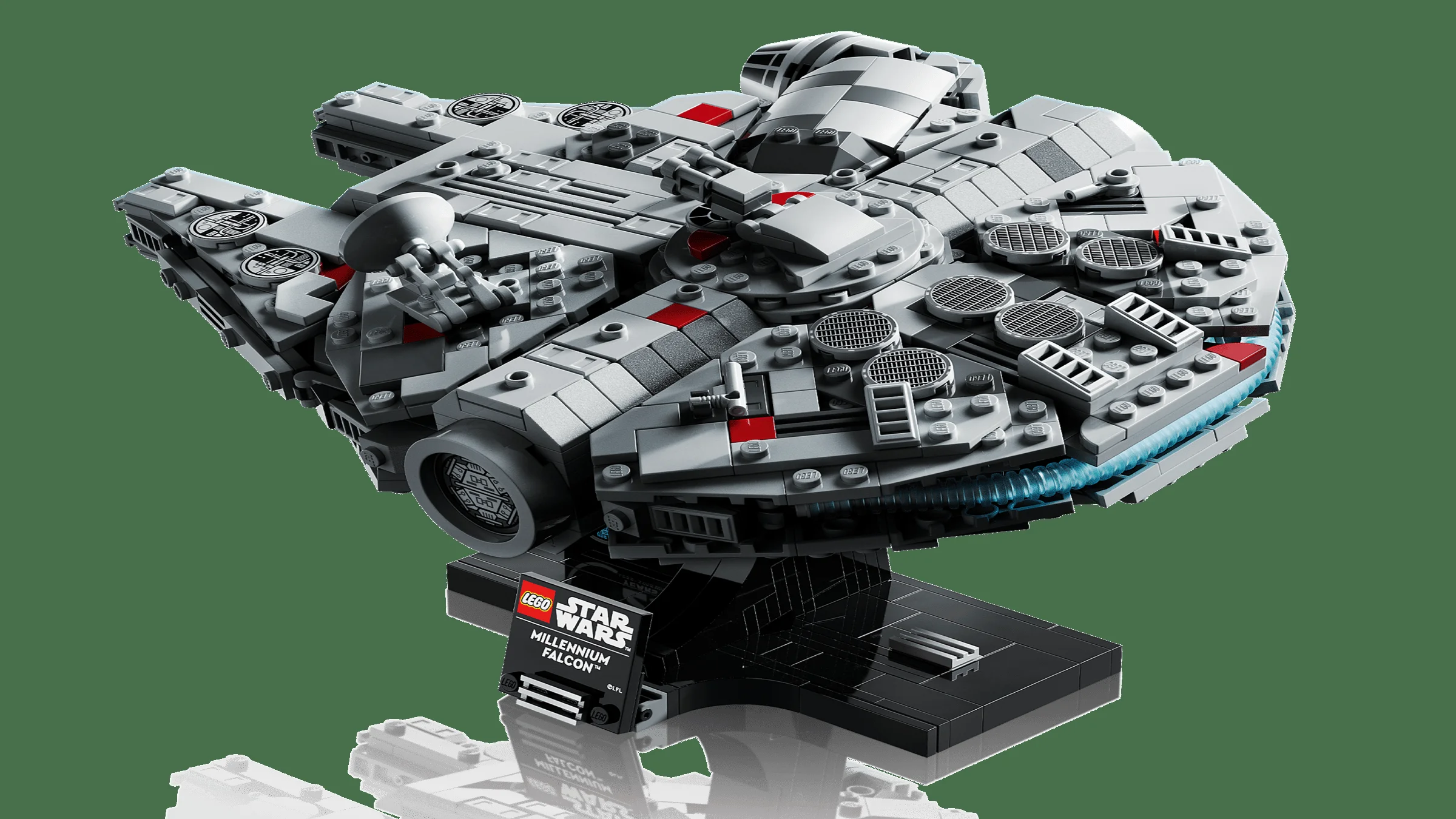 Millennium Falcon detaliat, model LEGO Star Wars, pe un suport negru. Navă gri, cu accente roșii.