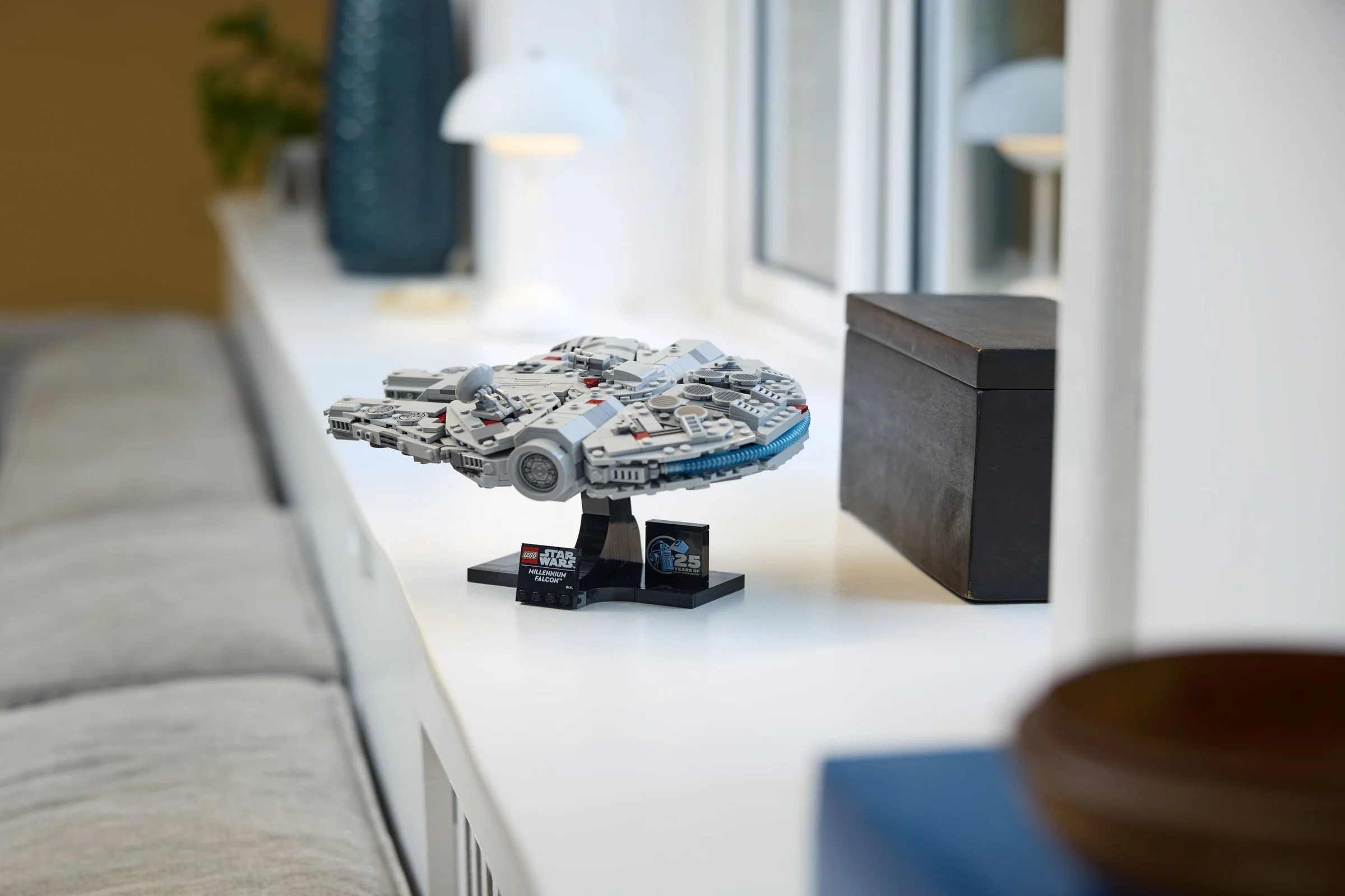 Modelul Millennium Falcon LEGO 75375 expus, detaliat. Mic, dar impresionant!