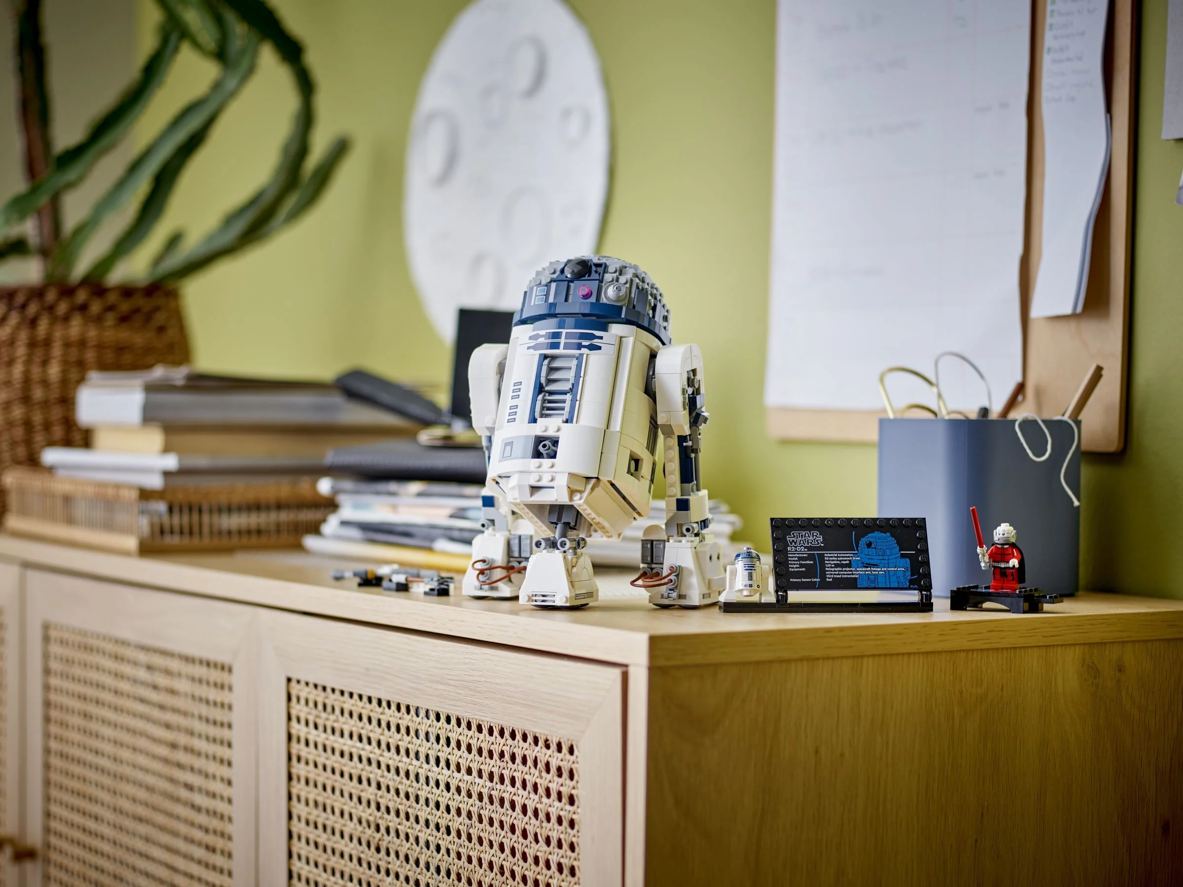 R2-D2 LEGO și minifigurinele, pe un dulap. Decor modern în fundal.