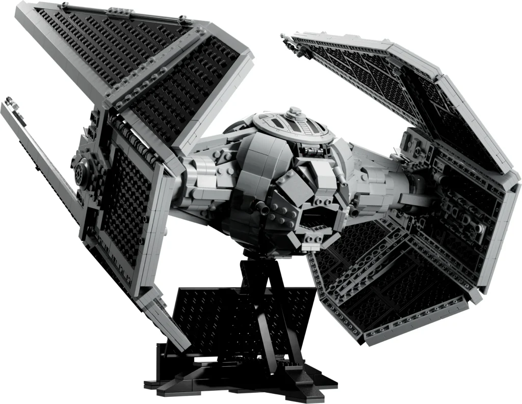 O imagine a modelului LEGO TIE Interceptor 75382, o navă spațială din Star Wars, pe un suport.