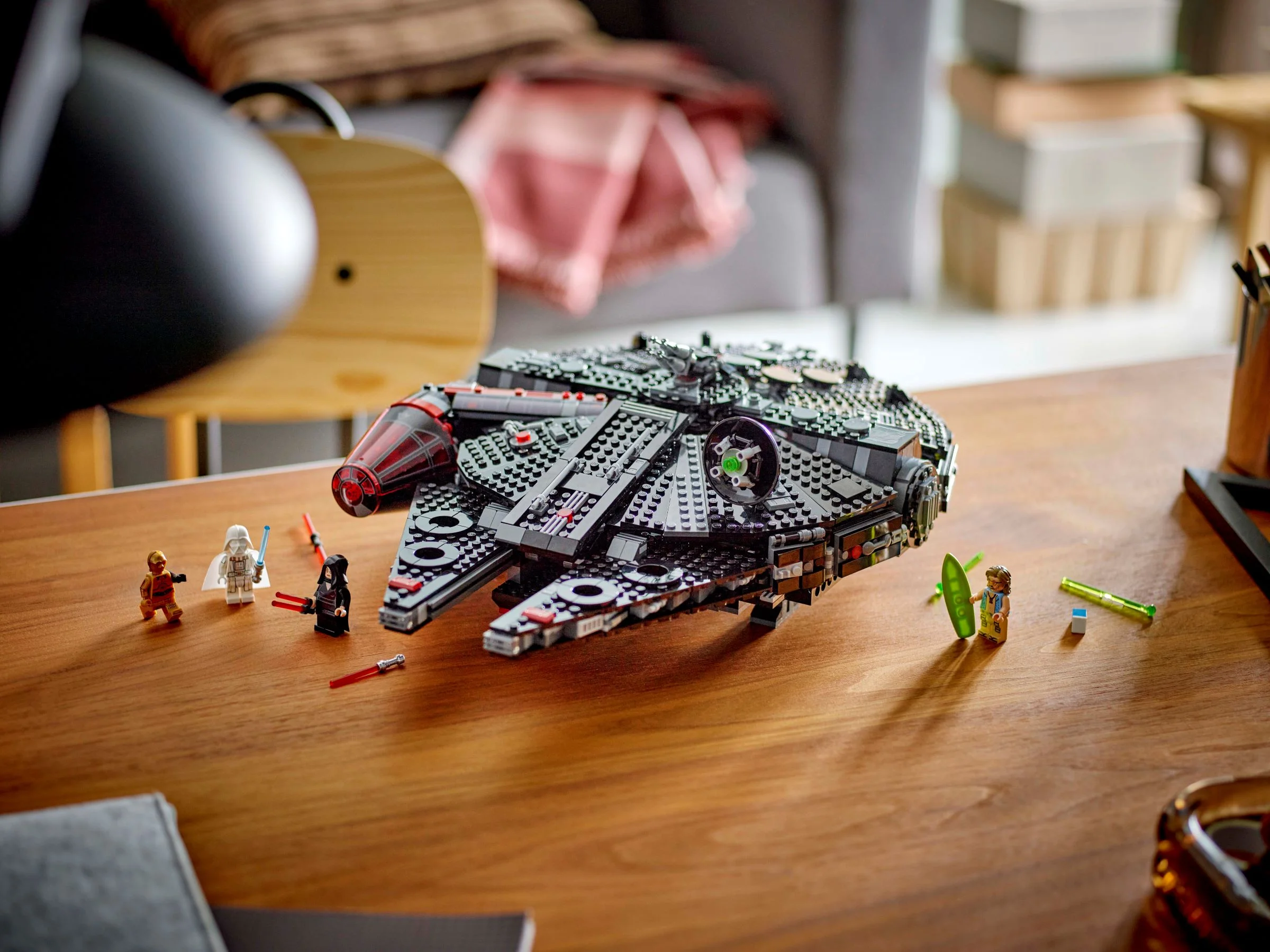 Imagine cu LEGO The Dark Falcon (75389) și minifigurinele incluse, pe o masă din lemn.