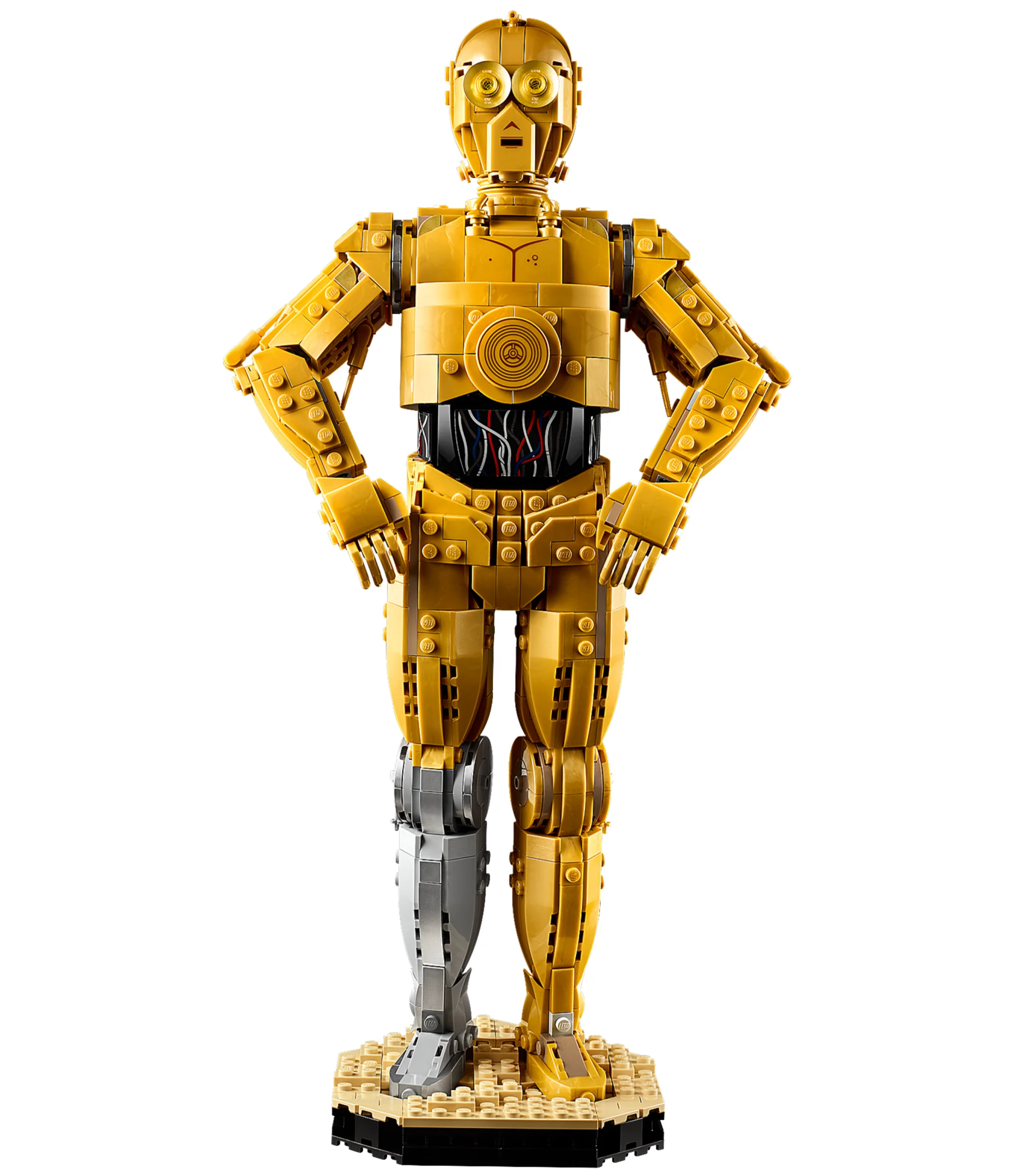 Imagine cu C-3PO din LEGO Star Wars, detaliat, cu o picior argintie. 